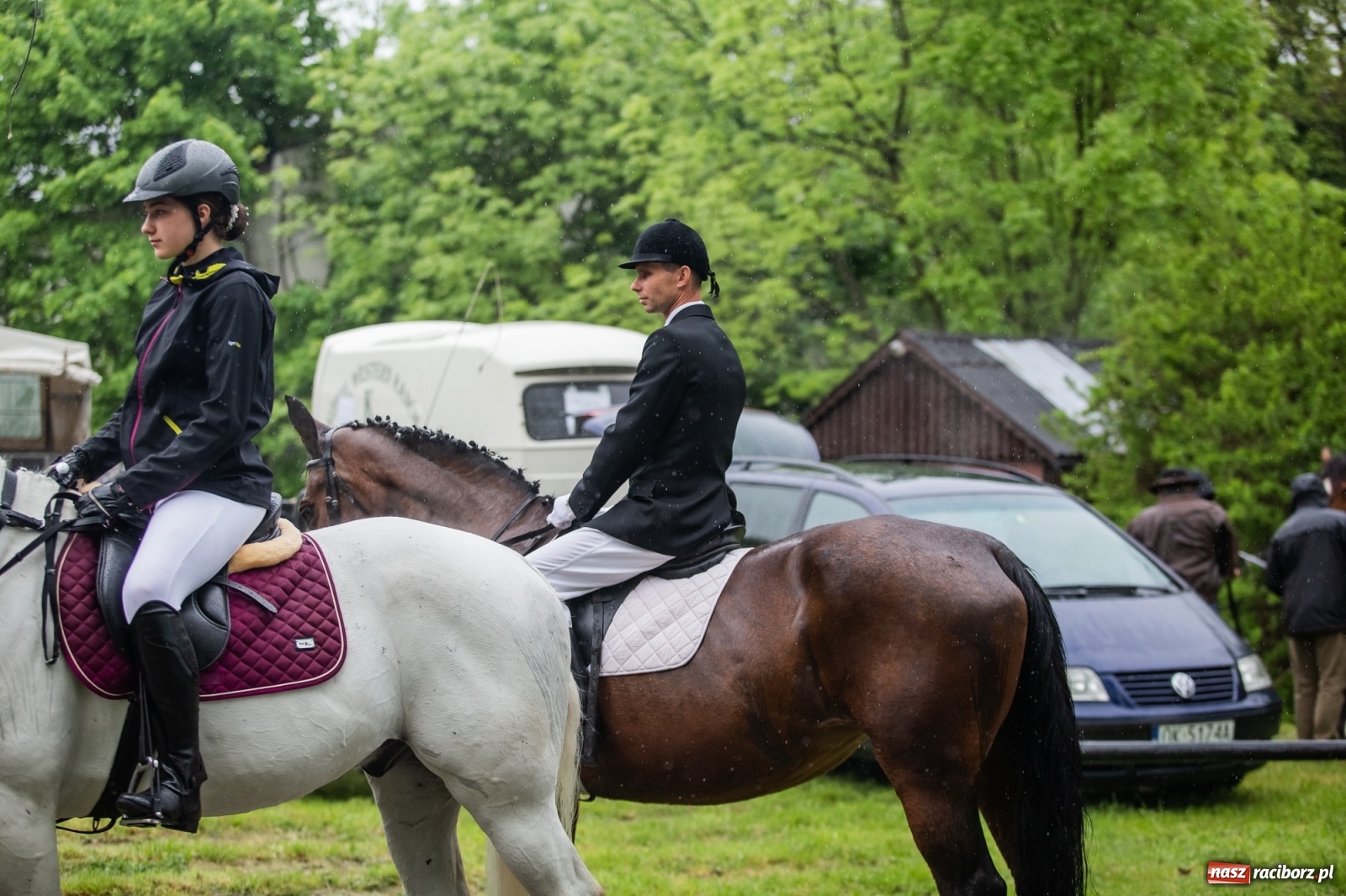 Zdjęcie w galerii na portalu naszraciborz.pl: III Procesja Konna na św. Urbana w Łubowicach. Jeźdźcy w strugach deszczu wiadomości z regionu