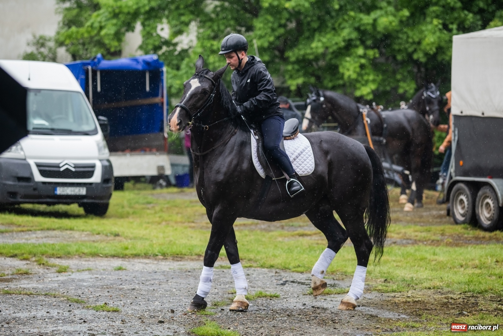 Zdjęcie w galerii na portalu naszraciborz.pl: III Procesja Konna na św. Urbana w Łubowicach. Jeźdźcy w strugach deszczu wiadomości z regionu