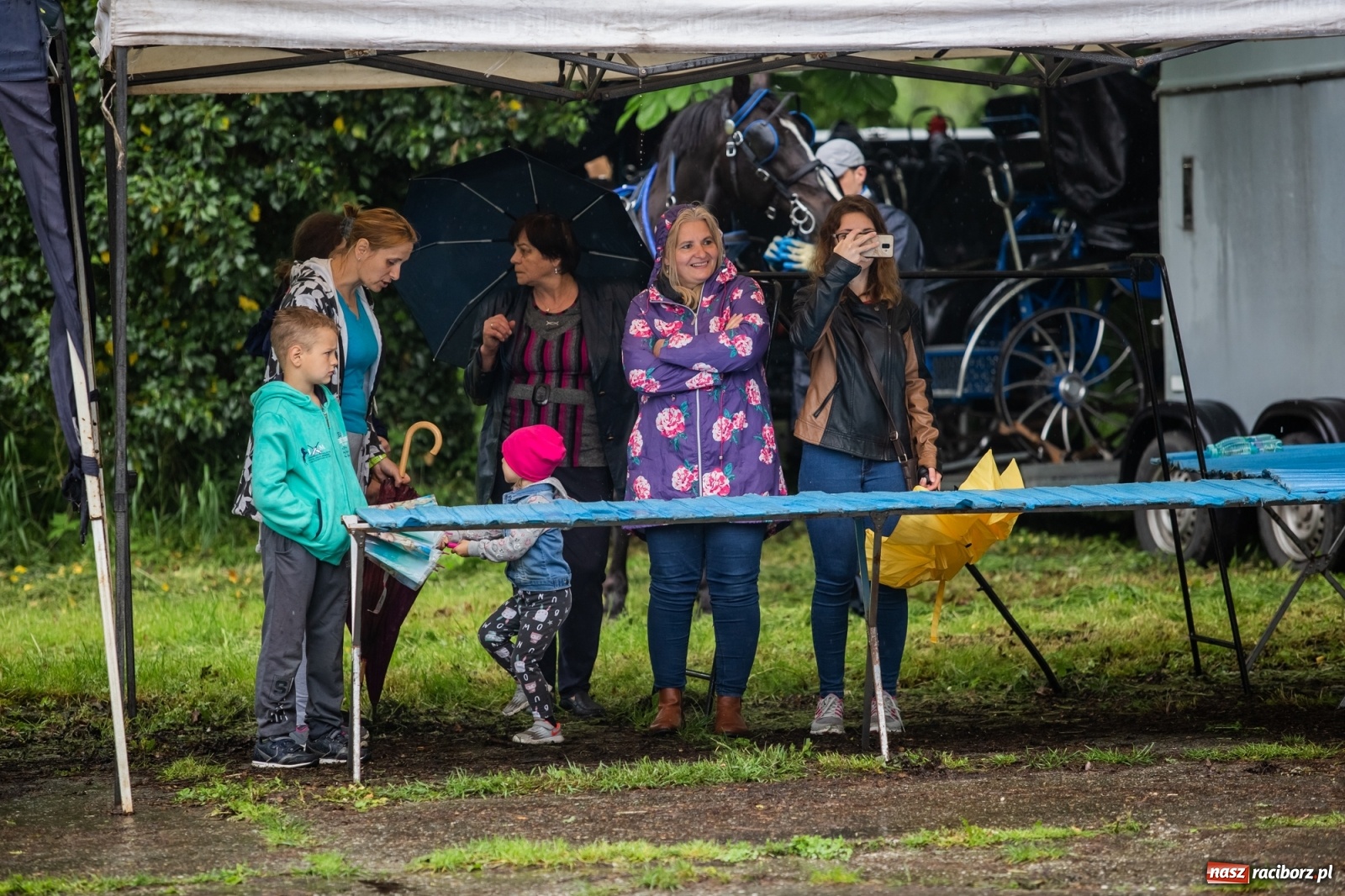 Zdjęcie w galerii na portalu naszraciborz.pl: III Procesja Konna na św. Urbana w Łubowicach. Jeźdźcy w strugach deszczu wiadomości z regionu