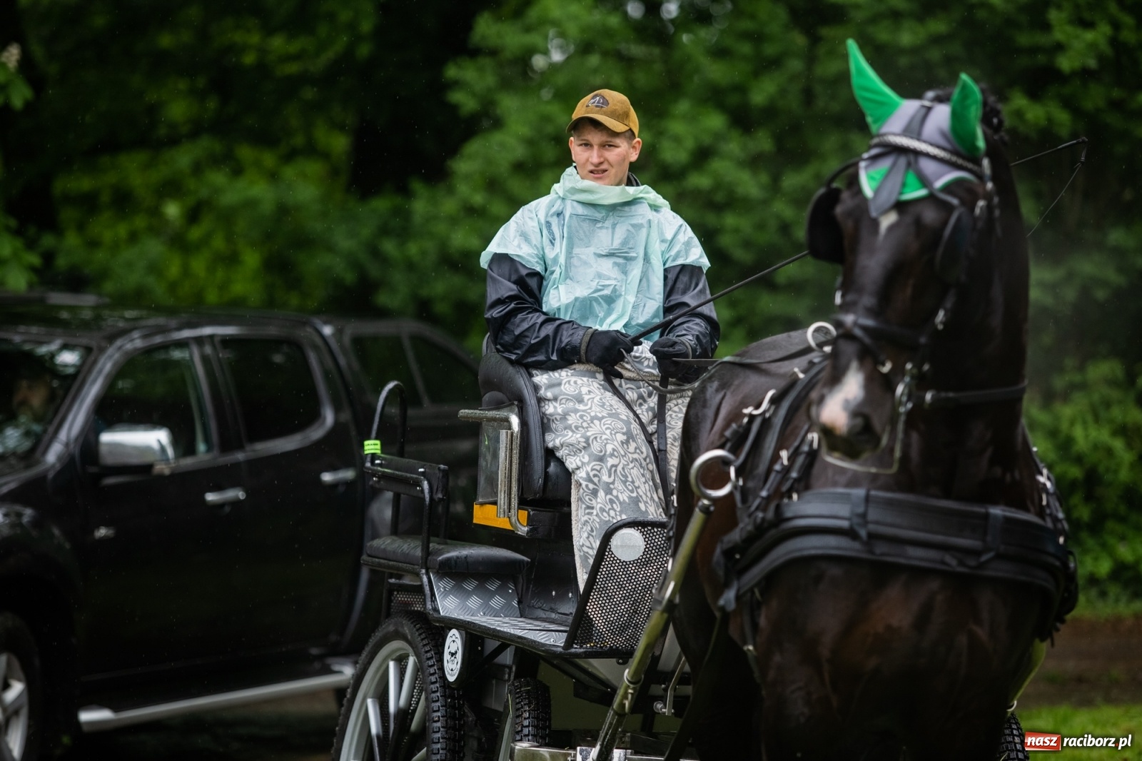 Zdjęcie w galerii na portalu naszraciborz.pl: III Procesja Konna na św. Urbana w Łubowicach. Jeźdźcy w strugach deszczu wiadomości z regionu