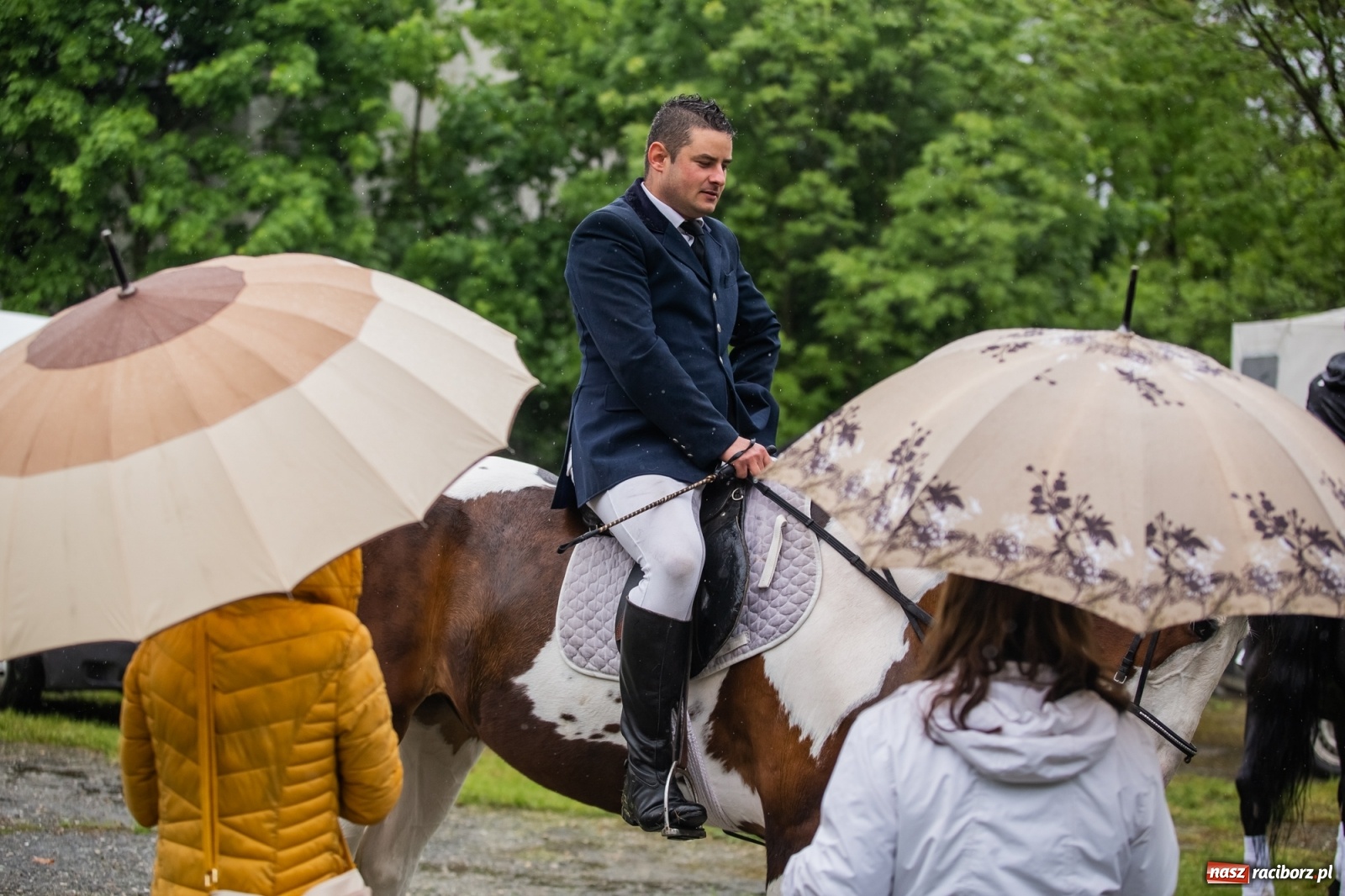 Zdjęcie w galerii na portalu naszraciborz.pl: III Procesja Konna na św. Urbana w Łubowicach. Jeźdźcy w strugach deszczu wiadomości z regionu