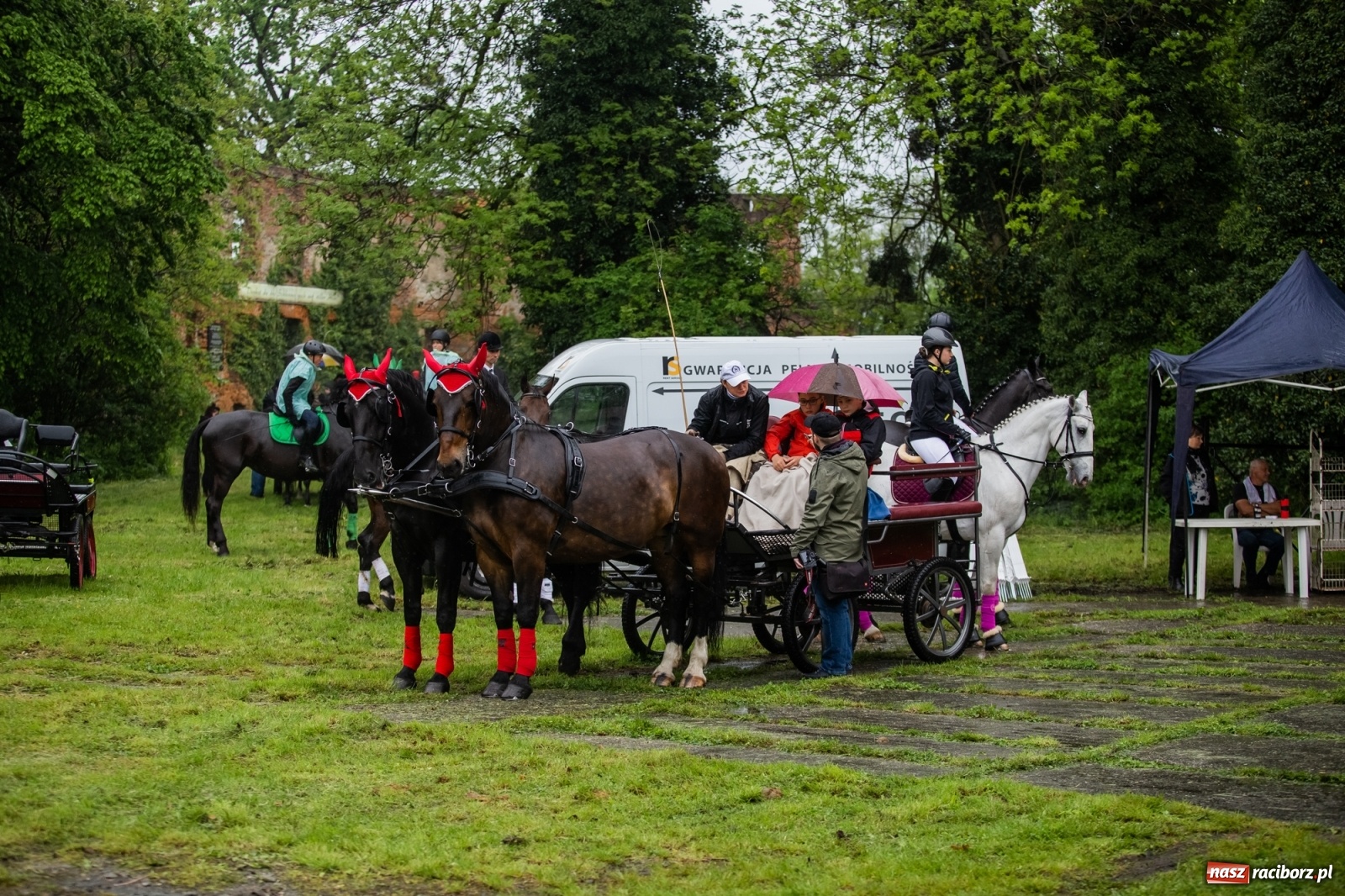 Zdjęcie w galerii na portalu naszraciborz.pl: III Procesja Konna na św. Urbana w Łubowicach. Jeźdźcy w strugach deszczu wiadomości z regionu