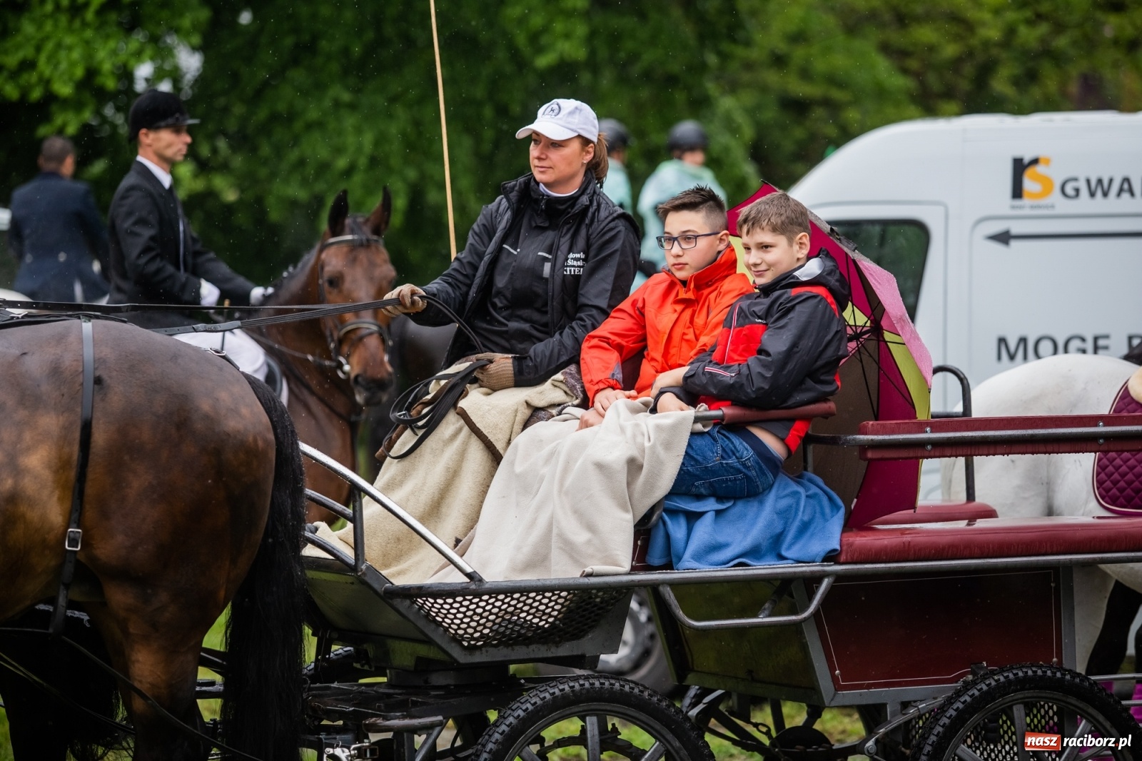 Zdjęcie w galerii na portalu naszraciborz.pl: III Procesja Konna na św. Urbana w Łubowicach. Jeźdźcy w strugach deszczu wiadomości z regionu
