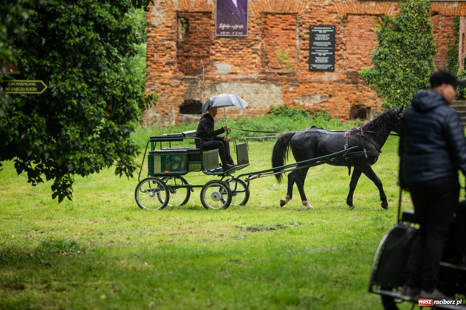 Zdjęcie w galerii na portalu naszraciborz.pl: III Procesja Konna na św. Urbana w Łubowicach. Jeźdźcy w strugach deszczu wiadomości z regionu