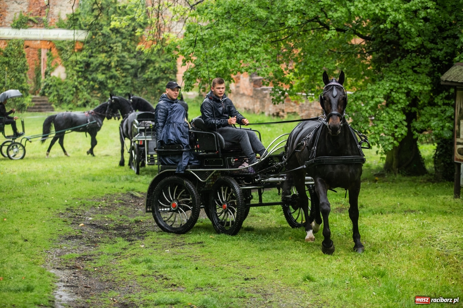 Zdjęcie w galerii na portalu naszraciborz.pl: III Procesja Konna na św. Urbana w Łubowicach. Jeźdźcy w strugach deszczu wiadomości z regionu