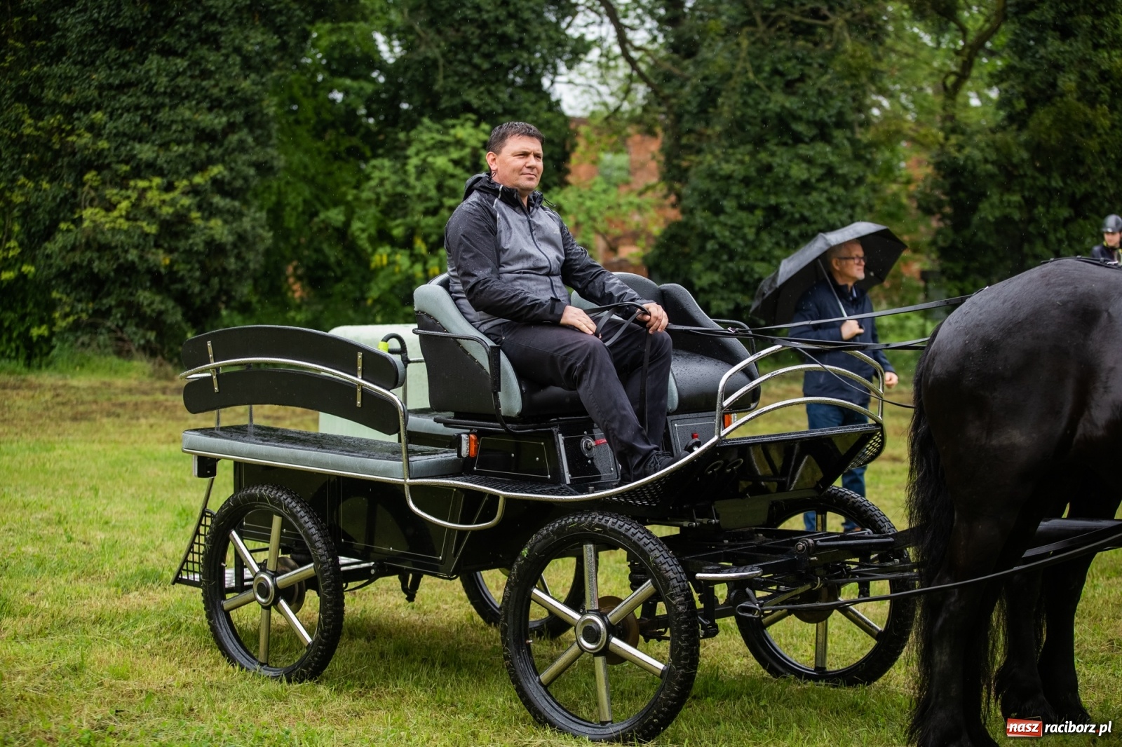 Zdjęcie w galerii na portalu naszraciborz.pl: III Procesja Konna na św. Urbana w Łubowicach. Jeźdźcy w strugach deszczu wiadomości z regionu