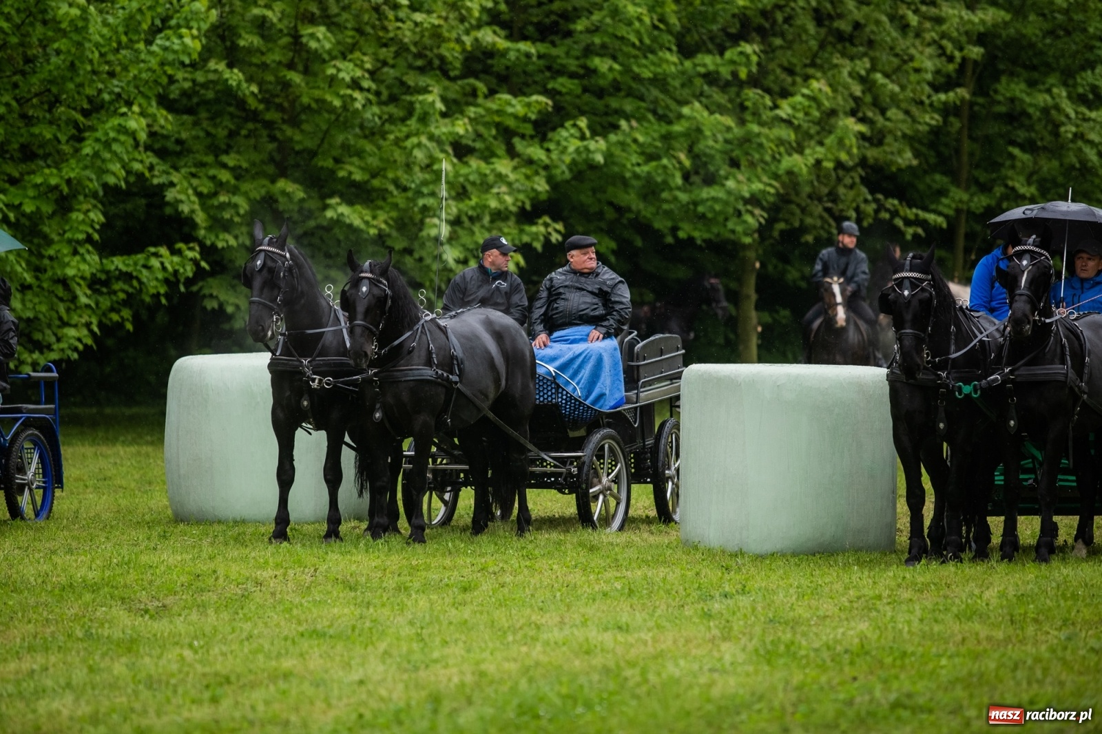 Zdjęcie w galerii na portalu naszraciborz.pl: III Procesja Konna na św. Urbana w Łubowicach. Jeźdźcy w strugach deszczu wiadomości z regionu