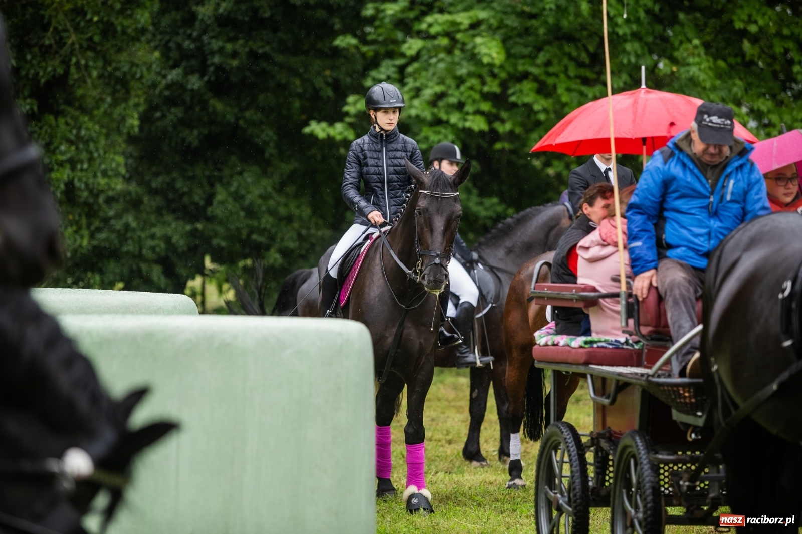 Zdjęcie w galerii na portalu naszraciborz.pl: III Procesja Konna na św. Urbana w Łubowicach. Jeźdźcy w strugach deszczu wiadomości z regionu