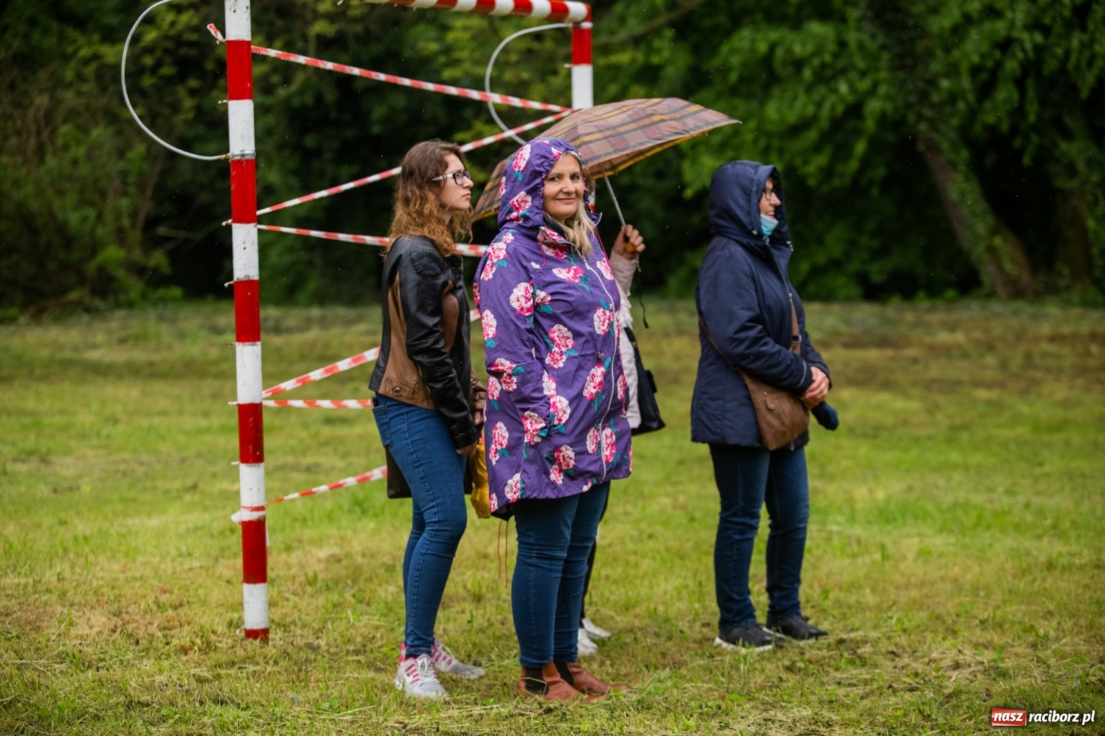 Zdjęcie w galerii na portalu naszraciborz.pl: III Procesja Konna na św. Urbana w Łubowicach. Jeźdźcy w strugach deszczu wiadomości z regionu
