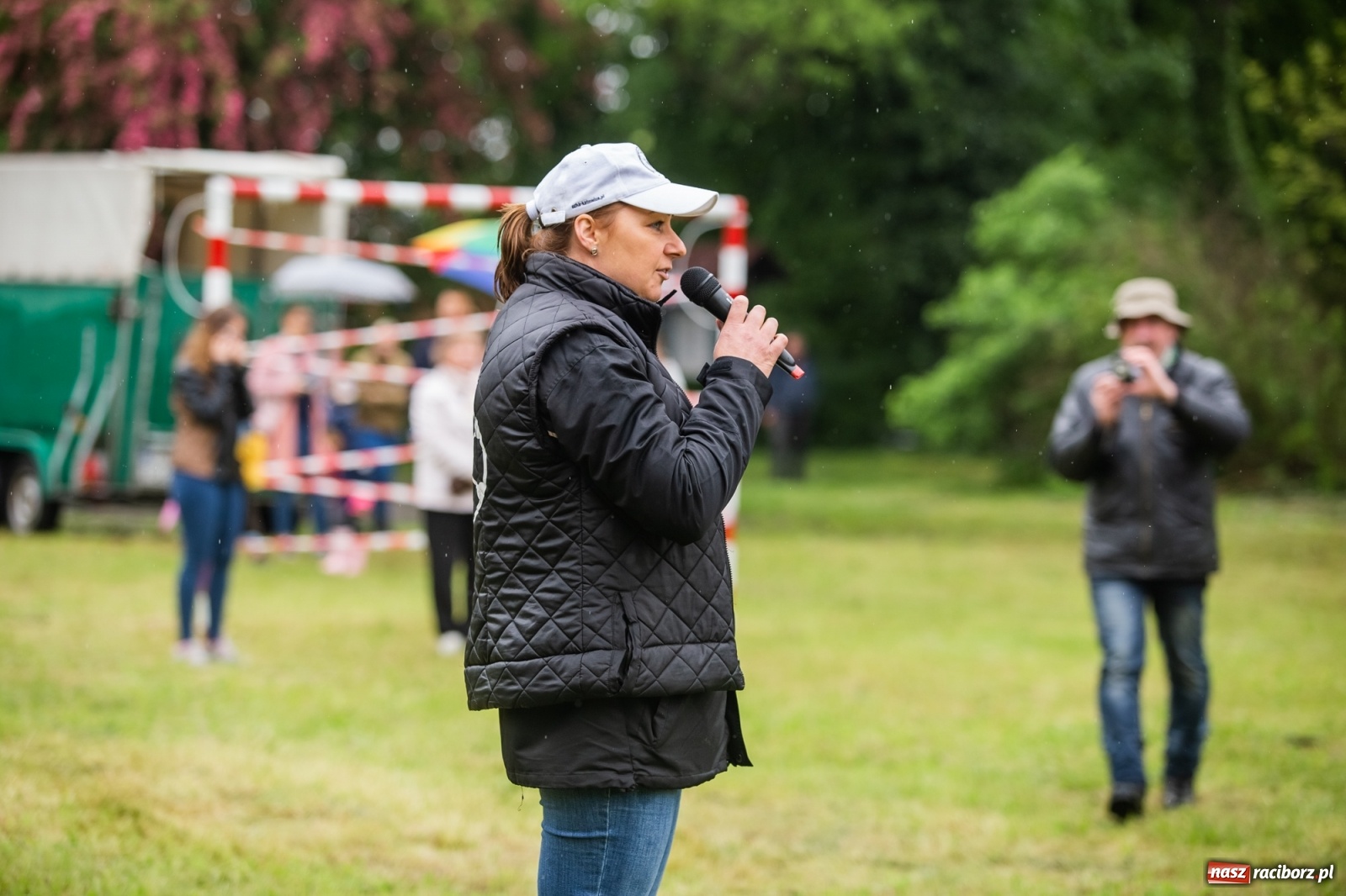 Zdjęcie w galerii na portalu naszraciborz.pl: III Procesja Konna na św. Urbana w Łubowicach. Jeźdźcy w strugach deszczu wiadomości z regionu