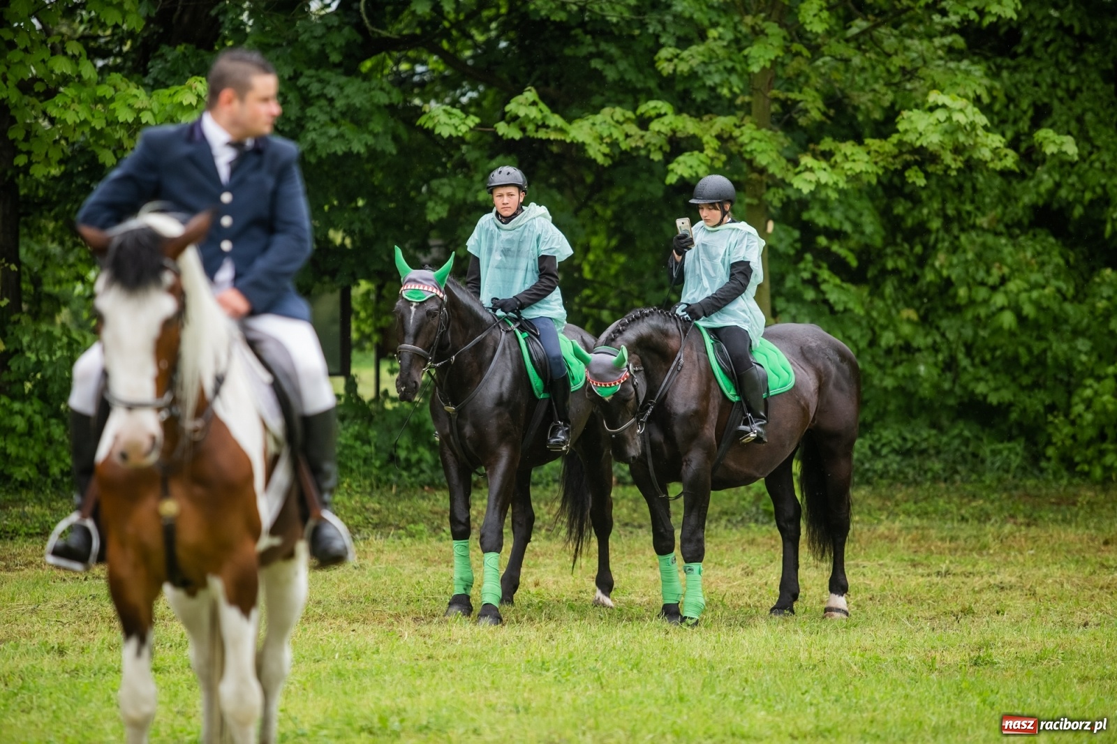 Zdjęcie w galerii na portalu naszraciborz.pl: III Procesja Konna na św. Urbana w Łubowicach. Jeźdźcy w strugach deszczu wiadomości z regionu