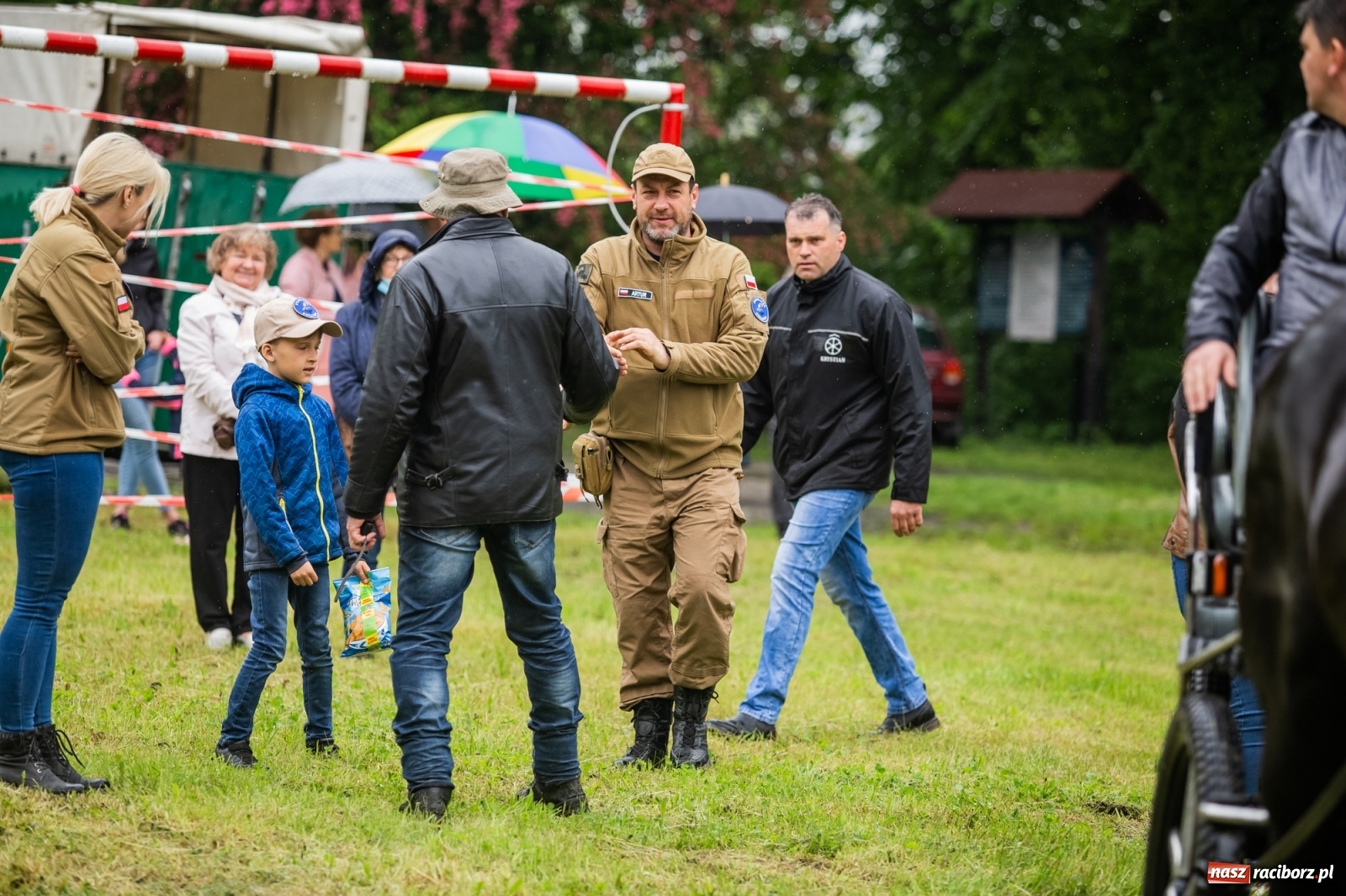 Zdjęcie w galerii na portalu naszraciborz.pl: III Procesja Konna na św. Urbana w Łubowicach. Jeźdźcy w strugach deszczu wiadomości z regionu