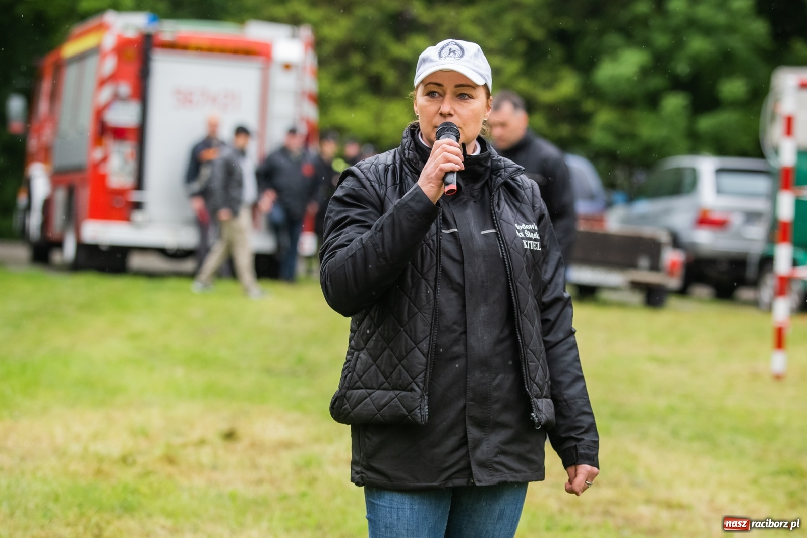 Zdjęcie w galerii na portalu naszraciborz.pl: III Procesja Konna na św. Urbana w Łubowicach. Jeźdźcy w strugach deszczu wiadomości z regionu