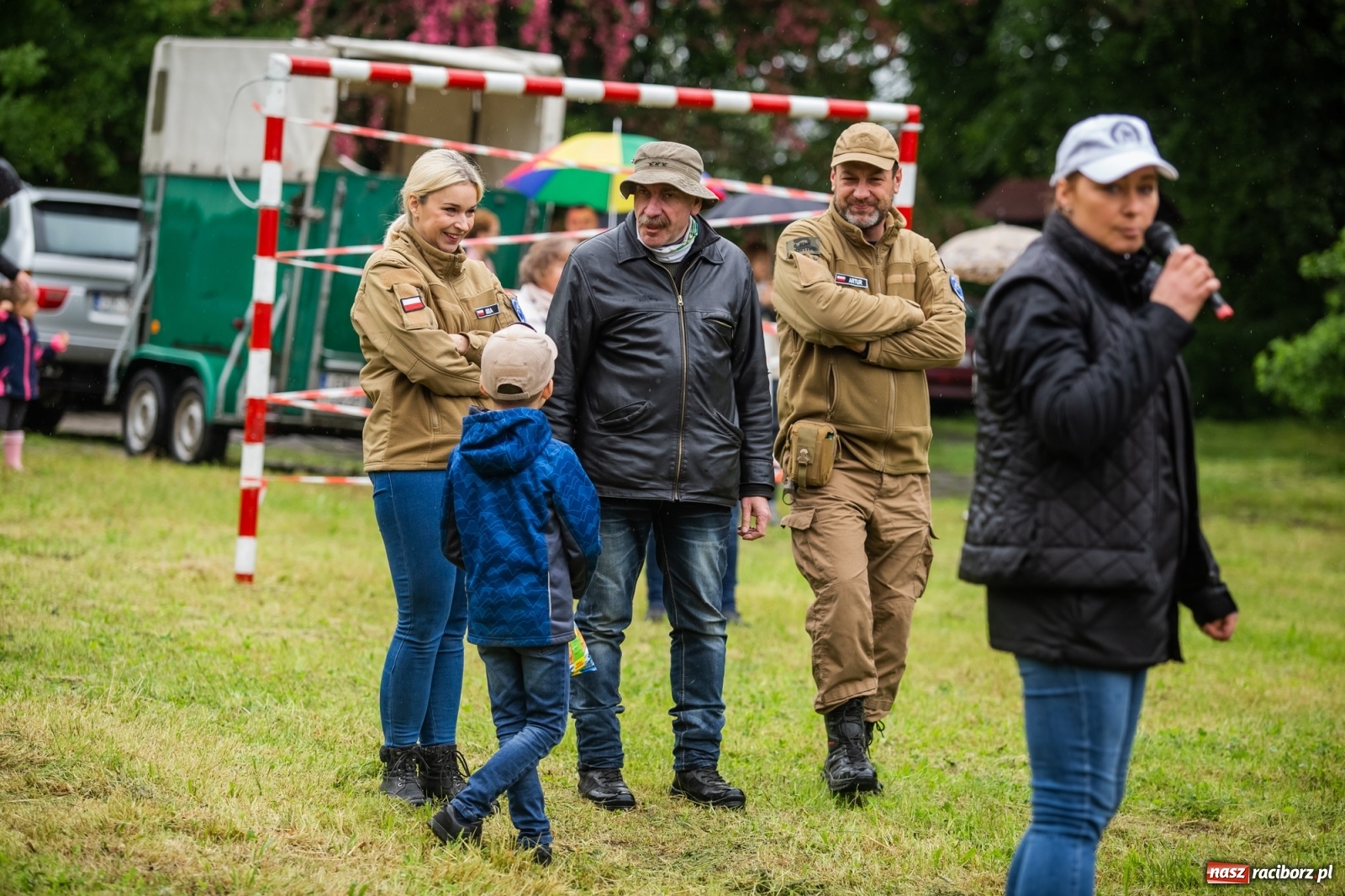 Zdjęcie w galerii na portalu naszraciborz.pl: III Procesja Konna na św. Urbana w Łubowicach. Jeźdźcy w strugach deszczu wiadomości z regionu