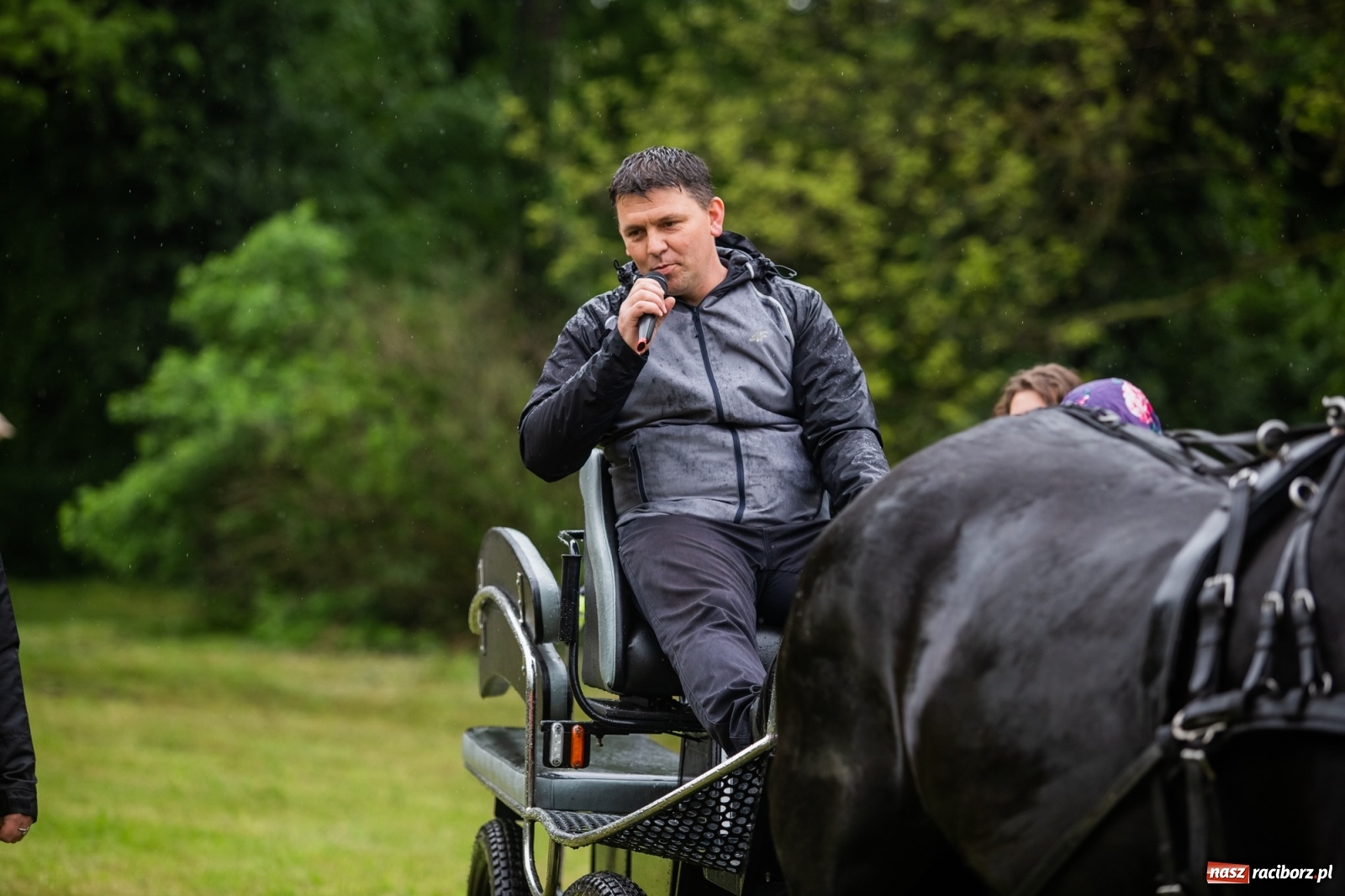 Zdjęcie w galerii na portalu naszraciborz.pl: III Procesja Konna na św. Urbana w Łubowicach. Jeźdźcy w strugach deszczu wiadomości z regionu