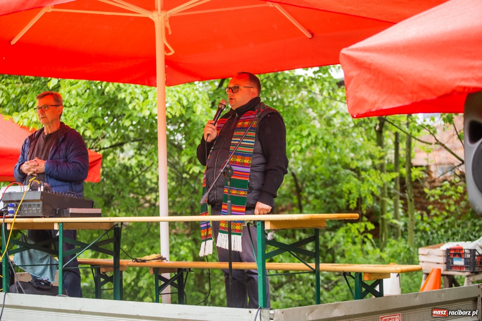 Zdjęcie w galerii na portalu naszraciborz.pl: III Procesja Konna na św. Urbana w Łubowicach. Jeźdźcy w strugach deszczu wiadomości z regionu