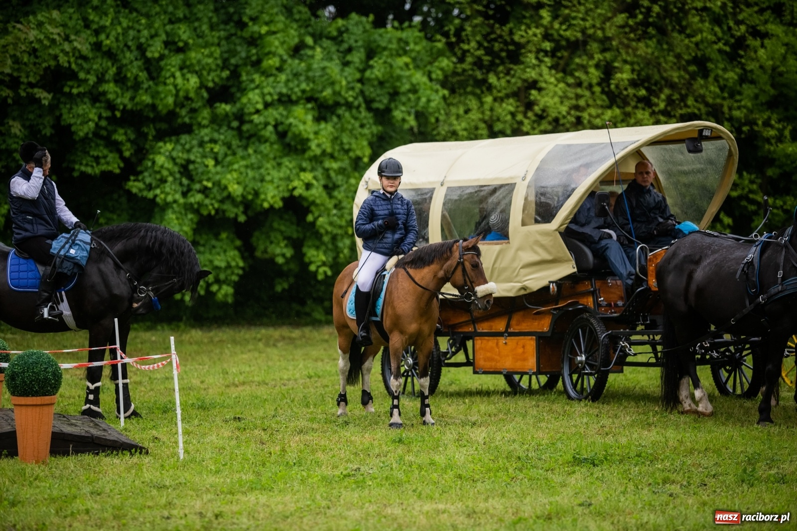 Zdjęcie w galerii na portalu naszraciborz.pl: III Procesja Konna na św. Urbana w Łubowicach. Jeźdźcy w strugach deszczu wiadomości z regionu