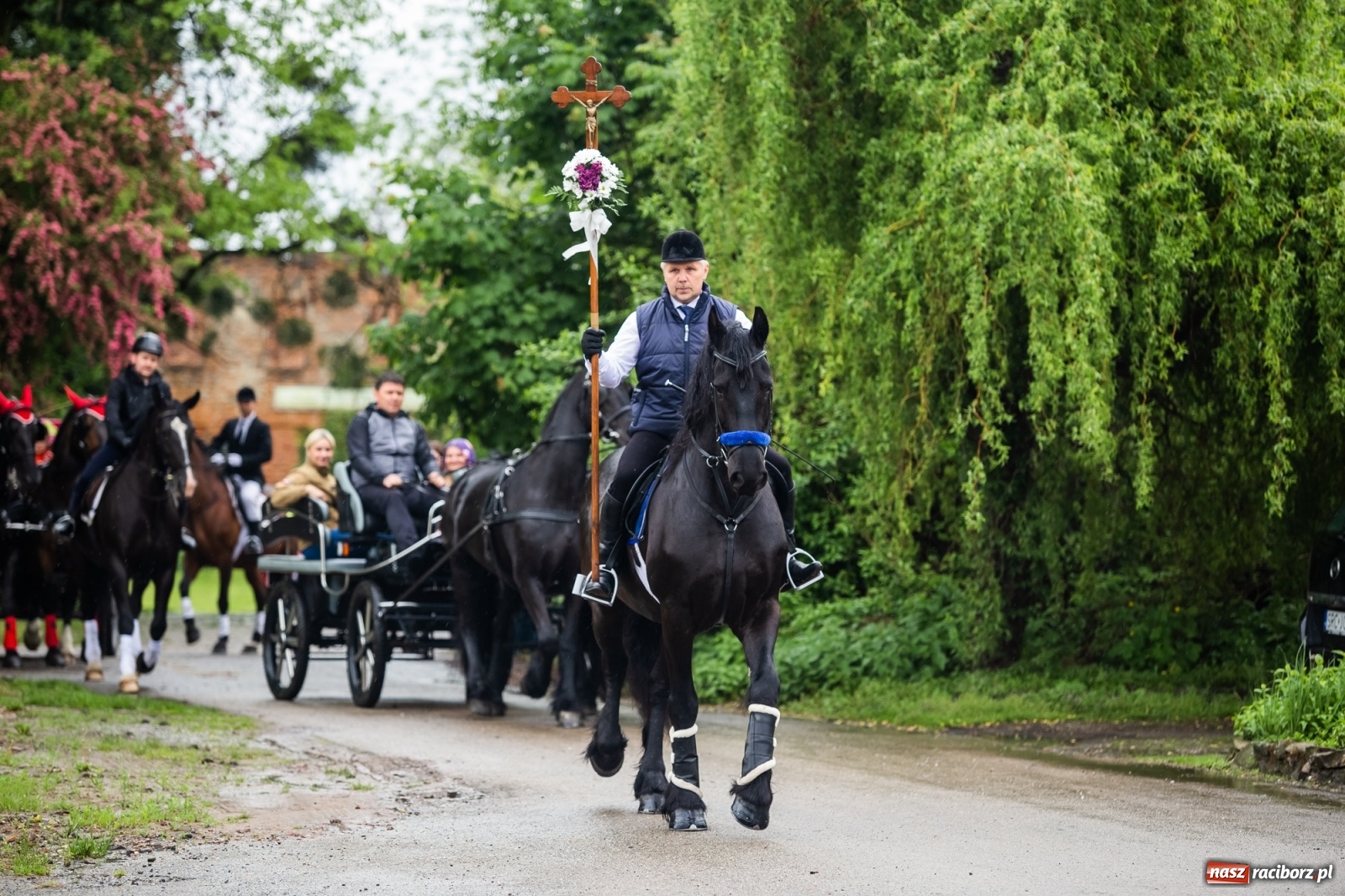 Zdjęcie w galerii na portalu naszraciborz.pl: III Procesja Konna na św. Urbana w Łubowicach. Jeźdźcy w strugach deszczu wiadomości z regionu