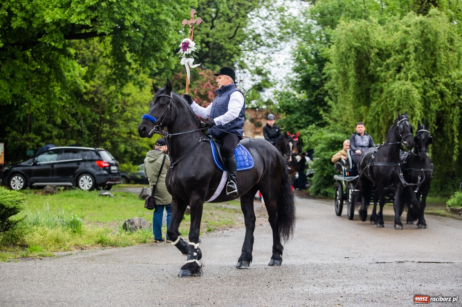 Zdjęcie w galerii na portalu naszraciborz.pl: III Procesja Konna na św. Urbana w Łubowicach. Jeźdźcy w strugach deszczu wiadomości z regionu