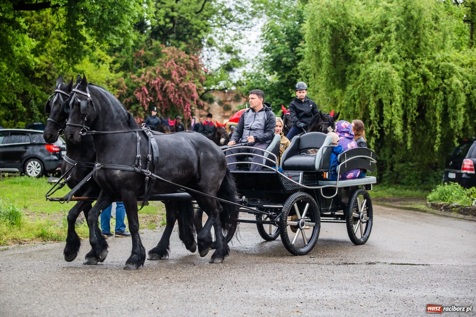 Zdjęcie w galerii na portalu naszraciborz.pl: III Procesja Konna na św. Urbana w Łubowicach. Jeźdźcy w strugach deszczu wiadomości z regionu