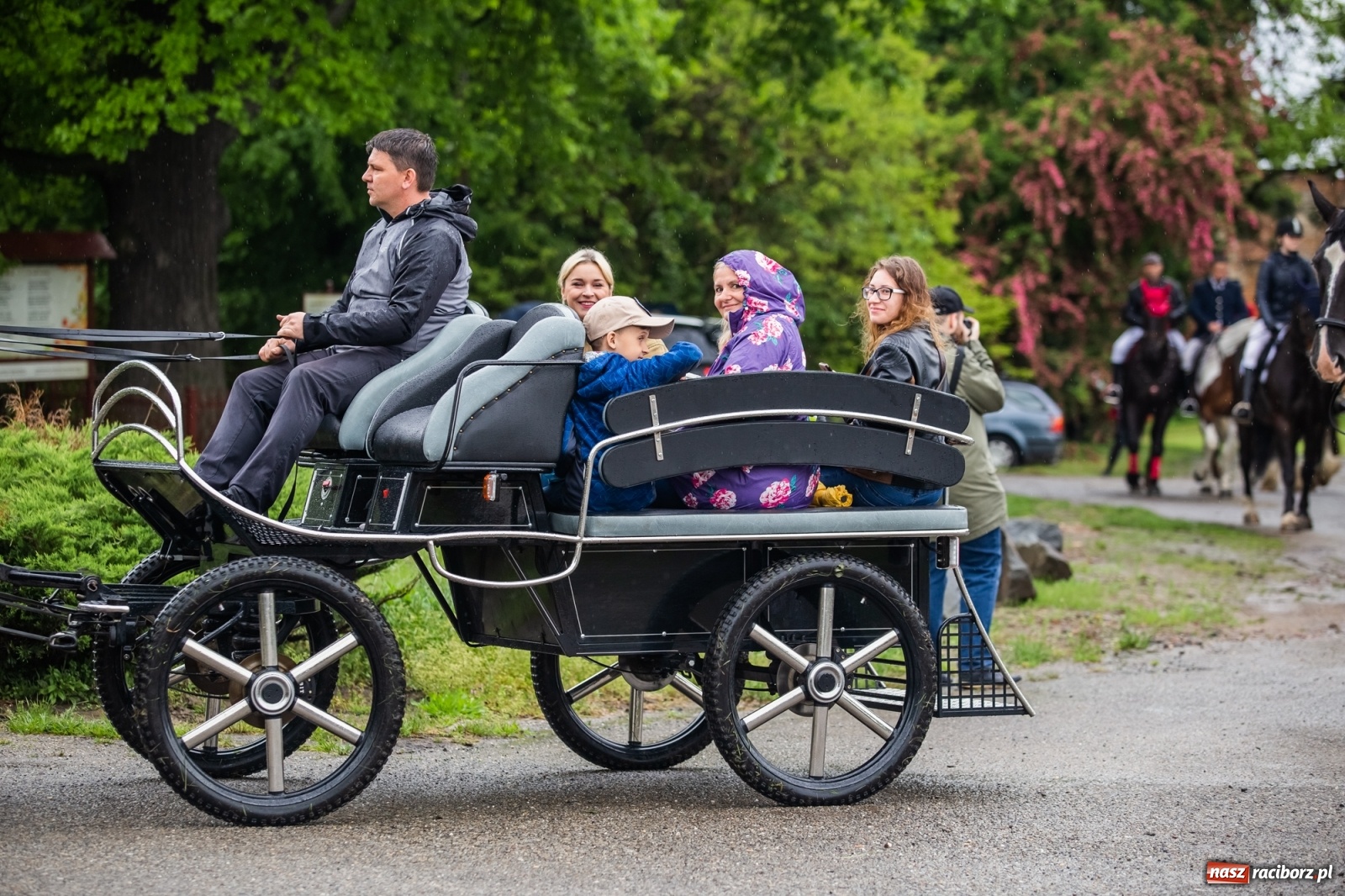 Zdjęcie w galerii na portalu naszraciborz.pl: III Procesja Konna na św. Urbana w Łubowicach. Jeźdźcy w strugach deszczu wiadomości z regionu