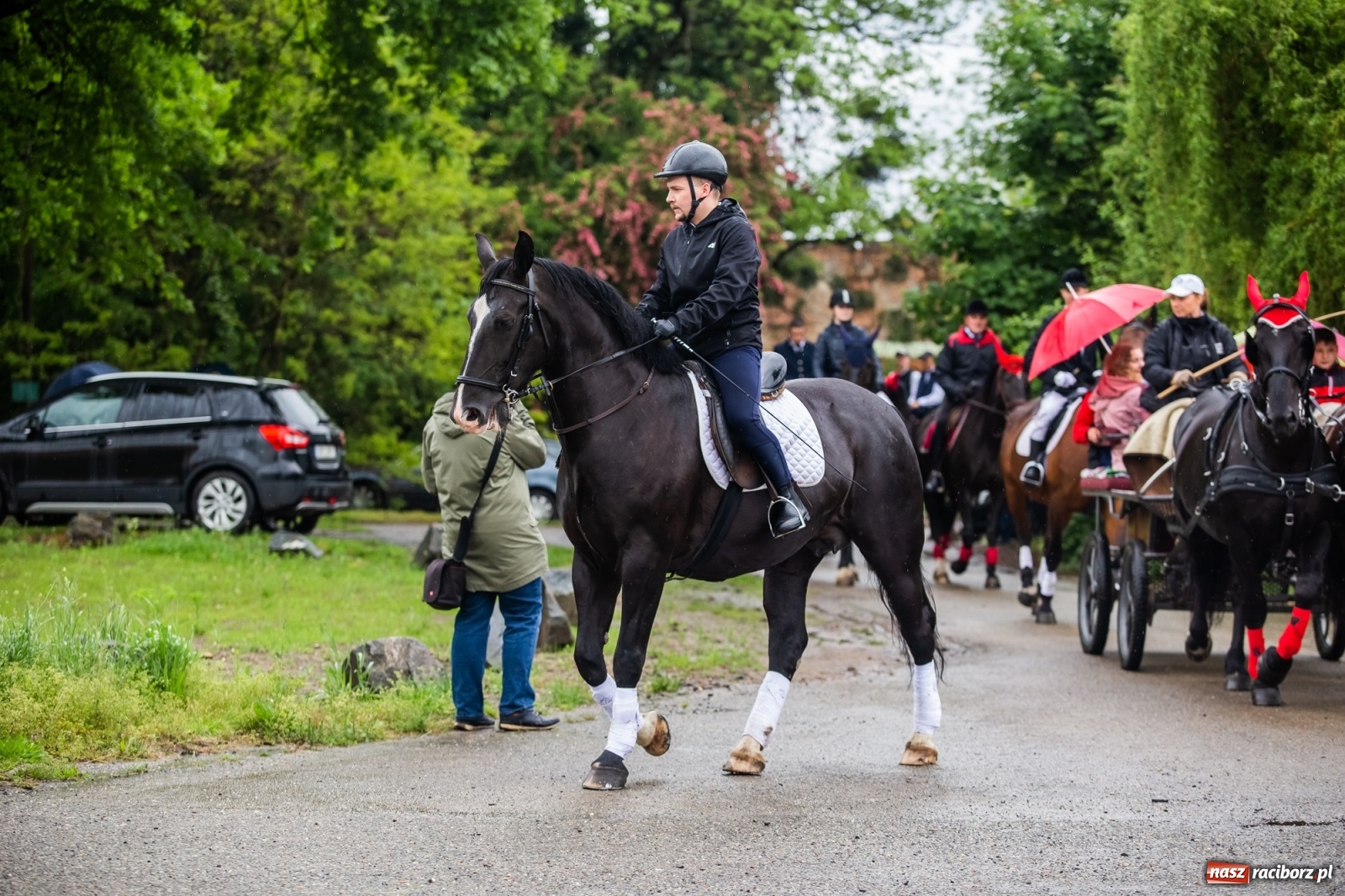 Zdjęcie w galerii na portalu naszraciborz.pl: III Procesja Konna na św. Urbana w Łubowicach. Jeźdźcy w strugach deszczu wiadomości z regionu