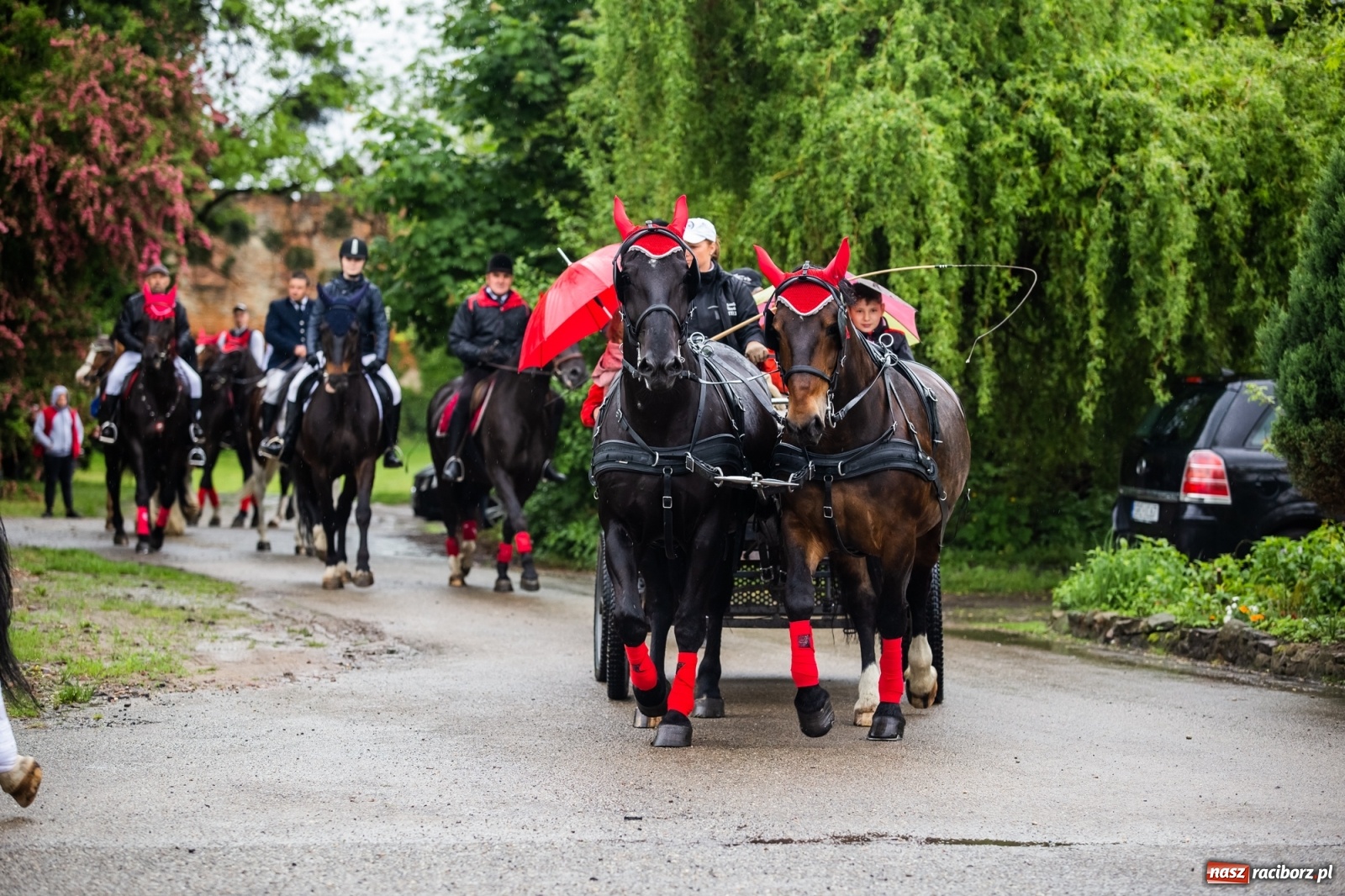 Zdjęcie w galerii na portalu naszraciborz.pl: III Procesja Konna na św. Urbana w Łubowicach. Jeźdźcy w strugach deszczu wiadomości z regionu