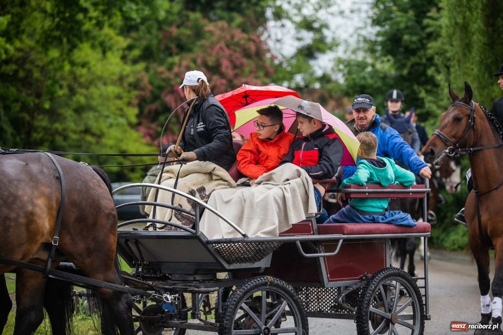 Zdjęcie w galerii na portalu naszraciborz.pl: III Procesja Konna na św. Urbana w Łubowicach. Jeźdźcy w strugach deszczu wiadomości z regionu