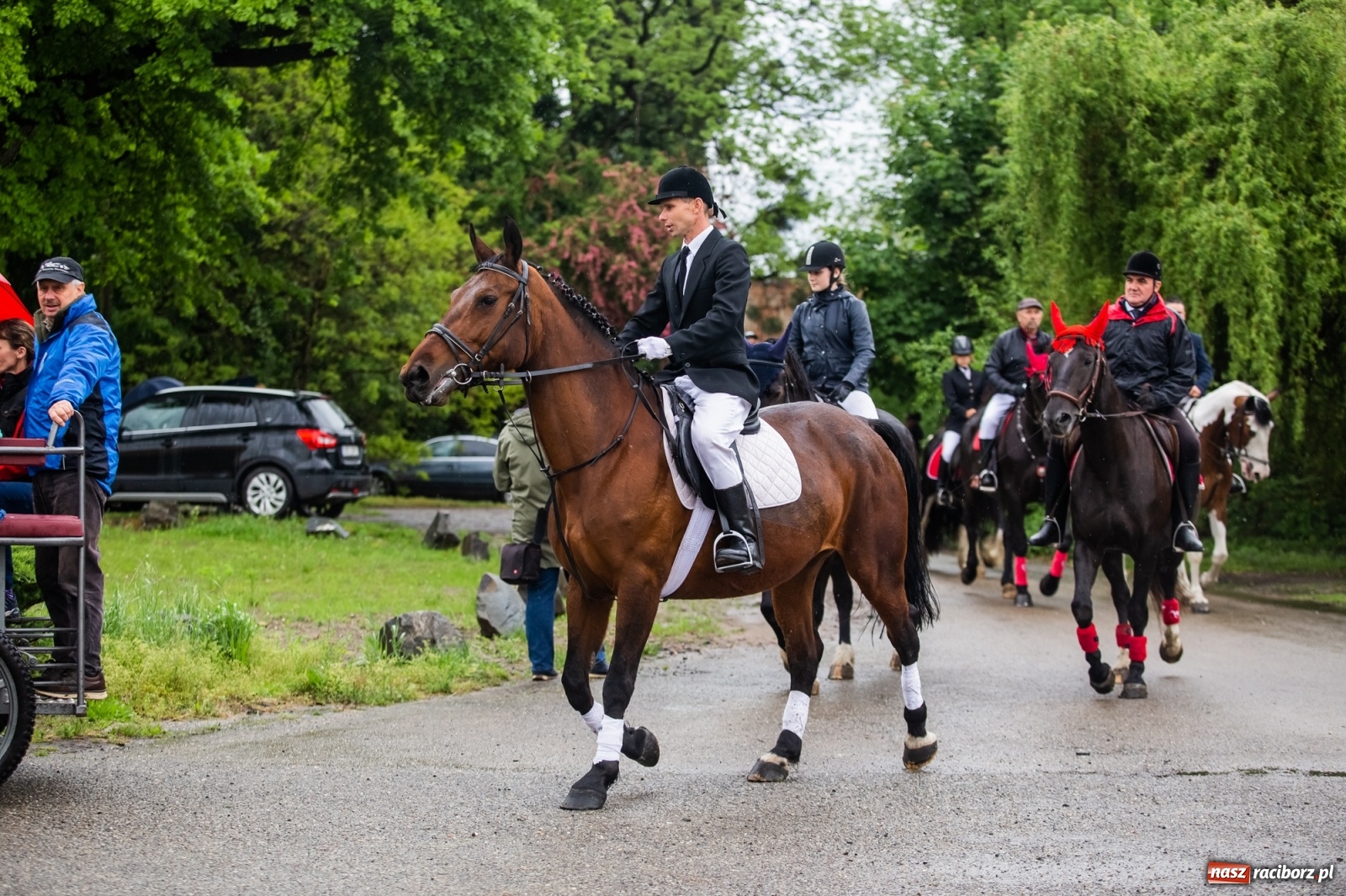 Zdjęcie w galerii na portalu naszraciborz.pl: III Procesja Konna na św. Urbana w Łubowicach. Jeźdźcy w strugach deszczu wiadomości z regionu