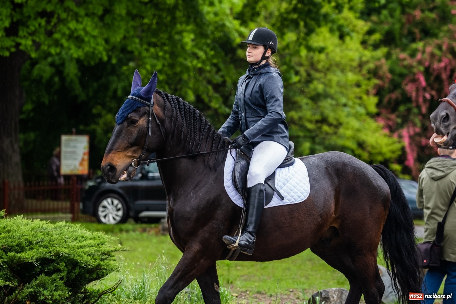 Zdjęcie w galerii na portalu naszraciborz.pl: III Procesja Konna na św. Urbana w Łubowicach. Jeźdźcy w strugach deszczu wiadomości z regionu