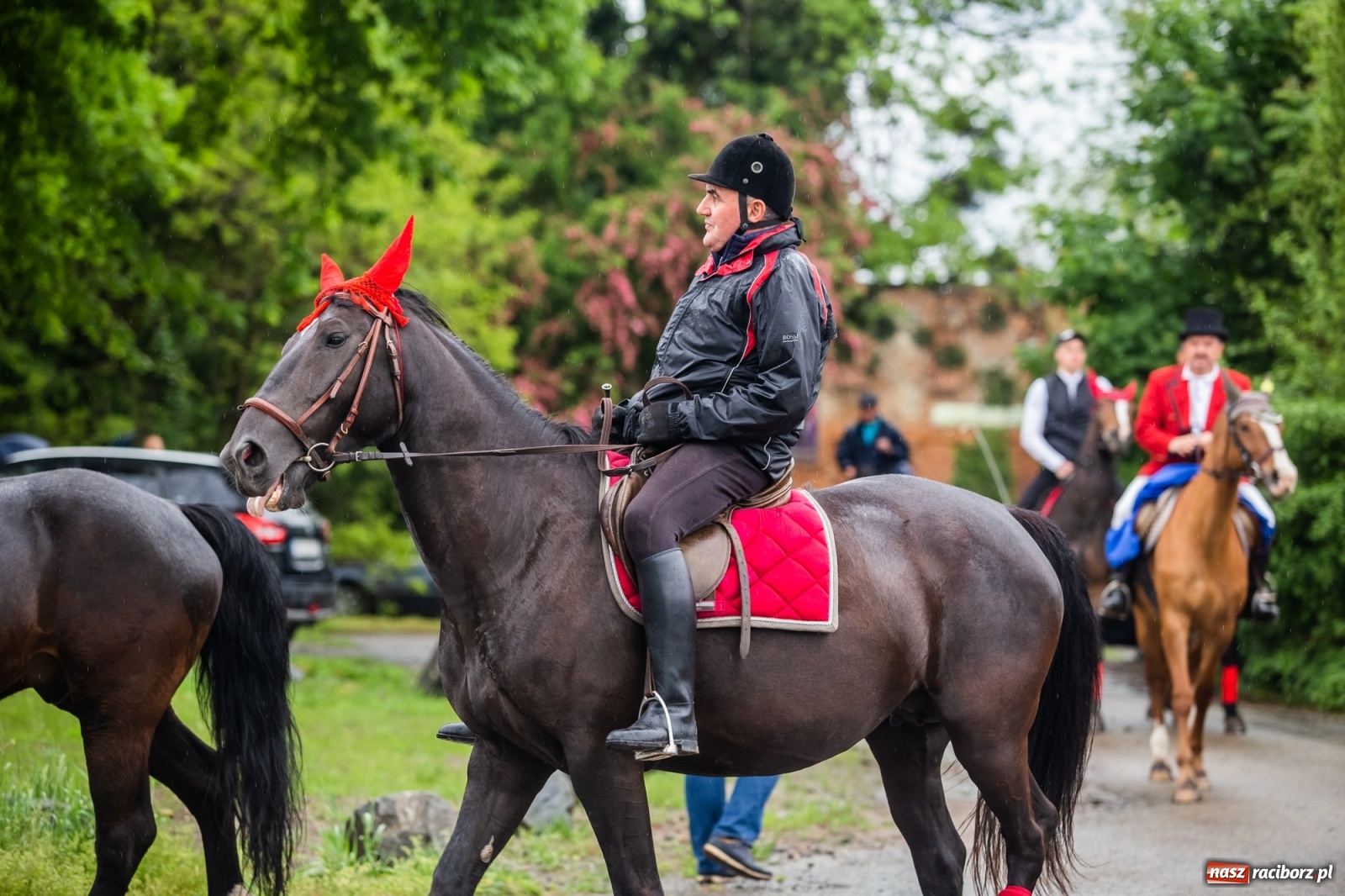 Zdjęcie w galerii na portalu naszraciborz.pl: III Procesja Konna na św. Urbana w Łubowicach. Jeźdźcy w strugach deszczu wiadomości z regionu