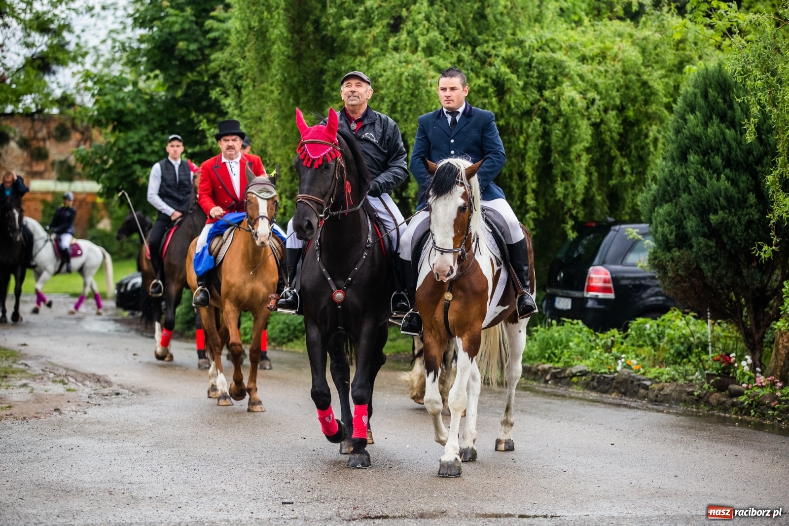 Zdjęcie w galerii na portalu naszraciborz.pl: III Procesja Konna na św. Urbana w Łubowicach. Jeźdźcy w strugach deszczu wiadomości z regionu