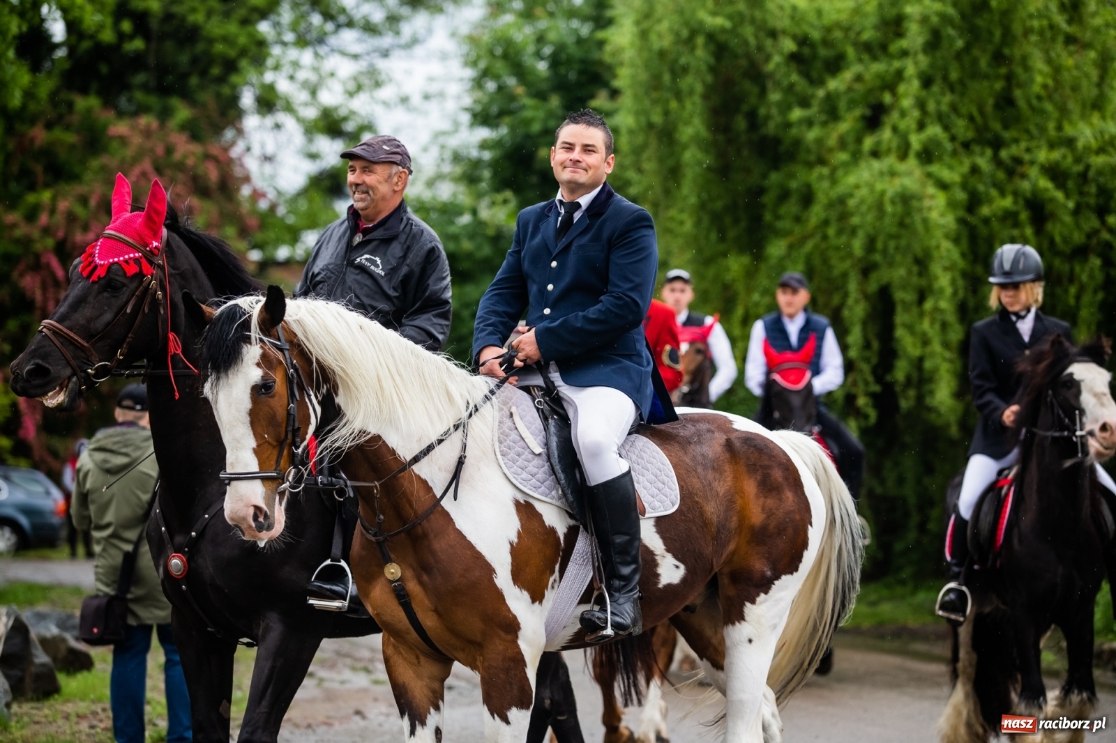 Zdjęcie w galerii na portalu naszraciborz.pl: III Procesja Konna na św. Urbana w Łubowicach. Jeźdźcy w strugach deszczu wiadomości z regionu