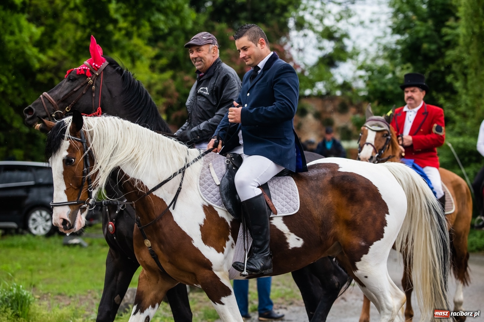 Zdjęcie w galerii na portalu naszraciborz.pl: III Procesja Konna na św. Urbana w Łubowicach. Jeźdźcy w strugach deszczu wiadomości z regionu