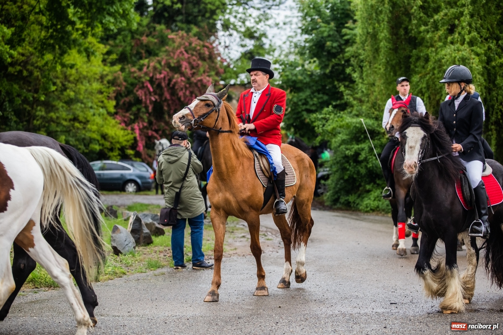 Zdjęcie w galerii na portalu naszraciborz.pl: III Procesja Konna na św. Urbana w Łubowicach. Jeźdźcy w strugach deszczu wiadomości z regionu