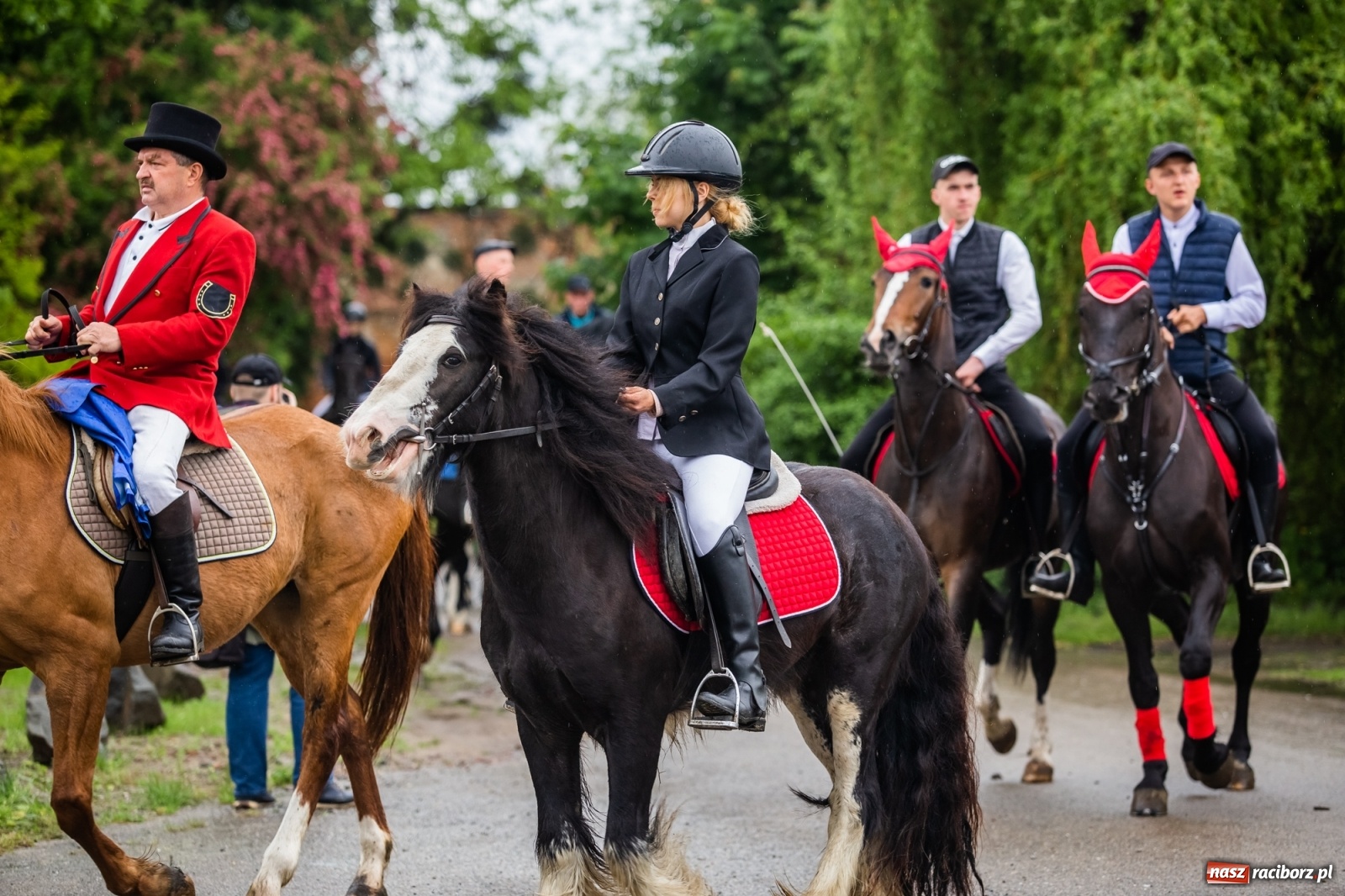 Zdjęcie w galerii na portalu naszraciborz.pl: III Procesja Konna na św. Urbana w Łubowicach. Jeźdźcy w strugach deszczu wiadomości z regionu