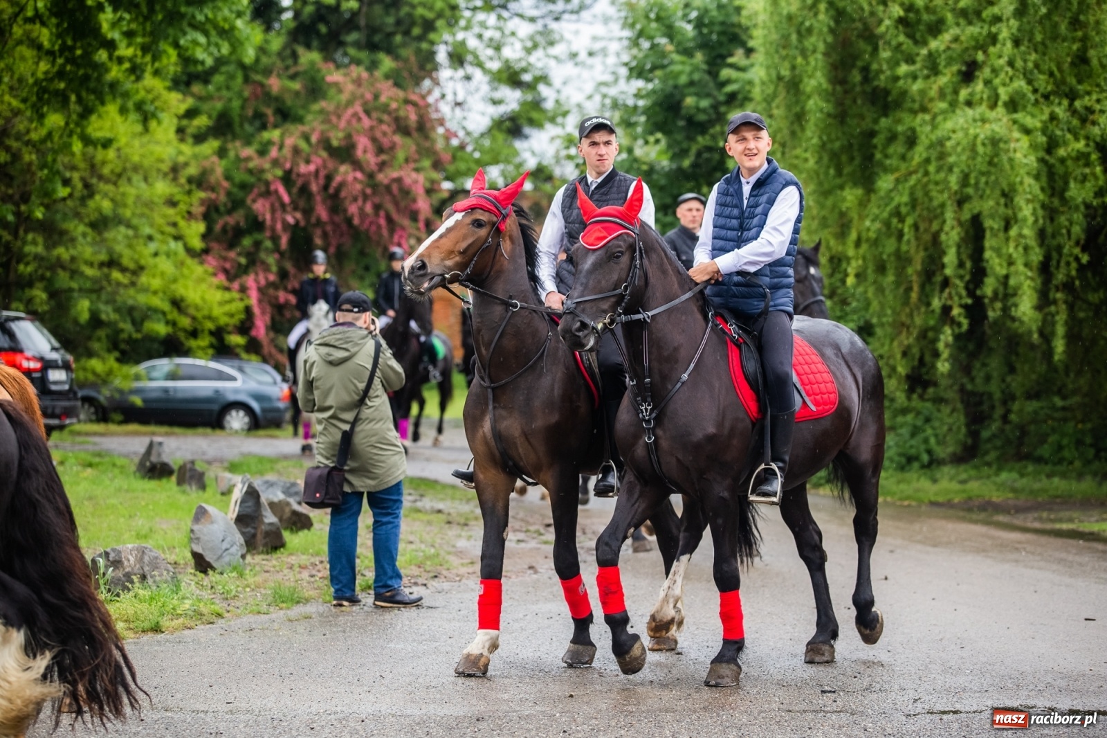 Zdjęcie w galerii na portalu naszraciborz.pl: III Procesja Konna na św. Urbana w Łubowicach. Jeźdźcy w strugach deszczu wiadomości z regionu