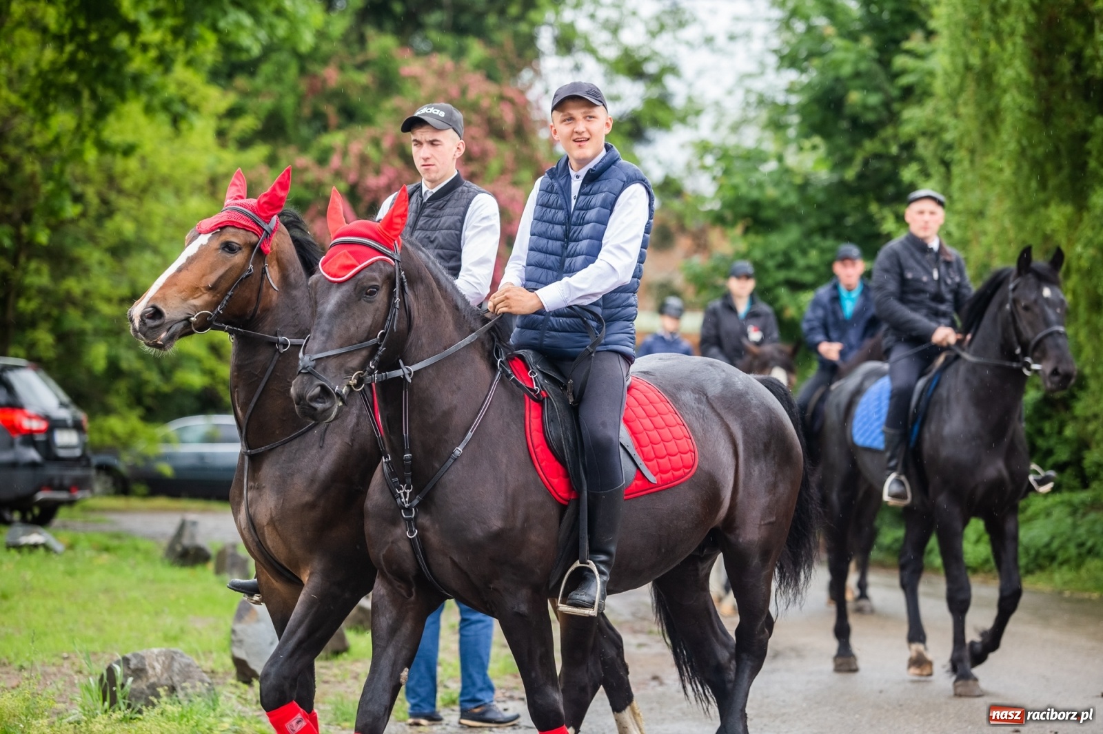 Zdjęcie w galerii na portalu naszraciborz.pl: III Procesja Konna na św. Urbana w Łubowicach. Jeźdźcy w strugach deszczu wiadomości z regionu