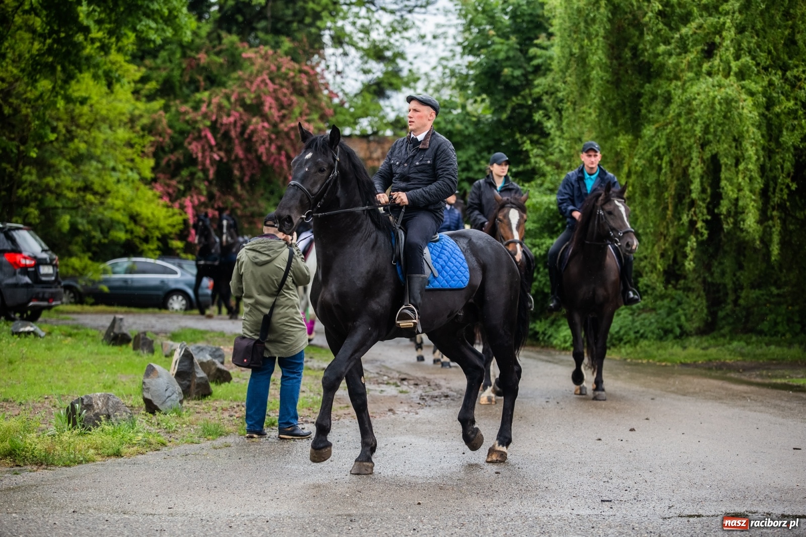 Zdjęcie w galerii na portalu naszraciborz.pl: III Procesja Konna na św. Urbana w Łubowicach. Jeźdźcy w strugach deszczu wiadomości z regionu