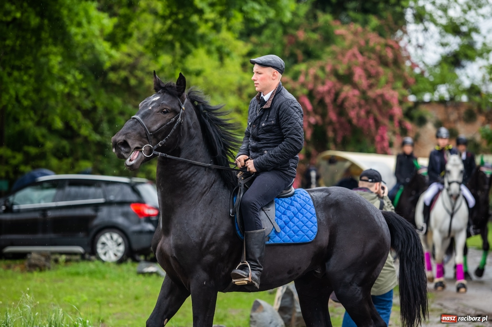 Zdjęcie w galerii na portalu naszraciborz.pl: III Procesja Konna na św. Urbana w Łubowicach. Jeźdźcy w strugach deszczu wiadomości z regionu