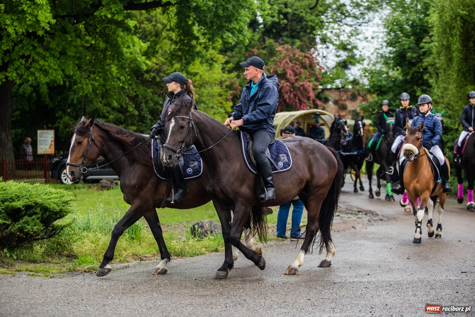 Zdjęcie w galerii na portalu naszraciborz.pl: III Procesja Konna na św. Urbana w Łubowicach. Jeźdźcy w strugach deszczu wiadomości z regionu