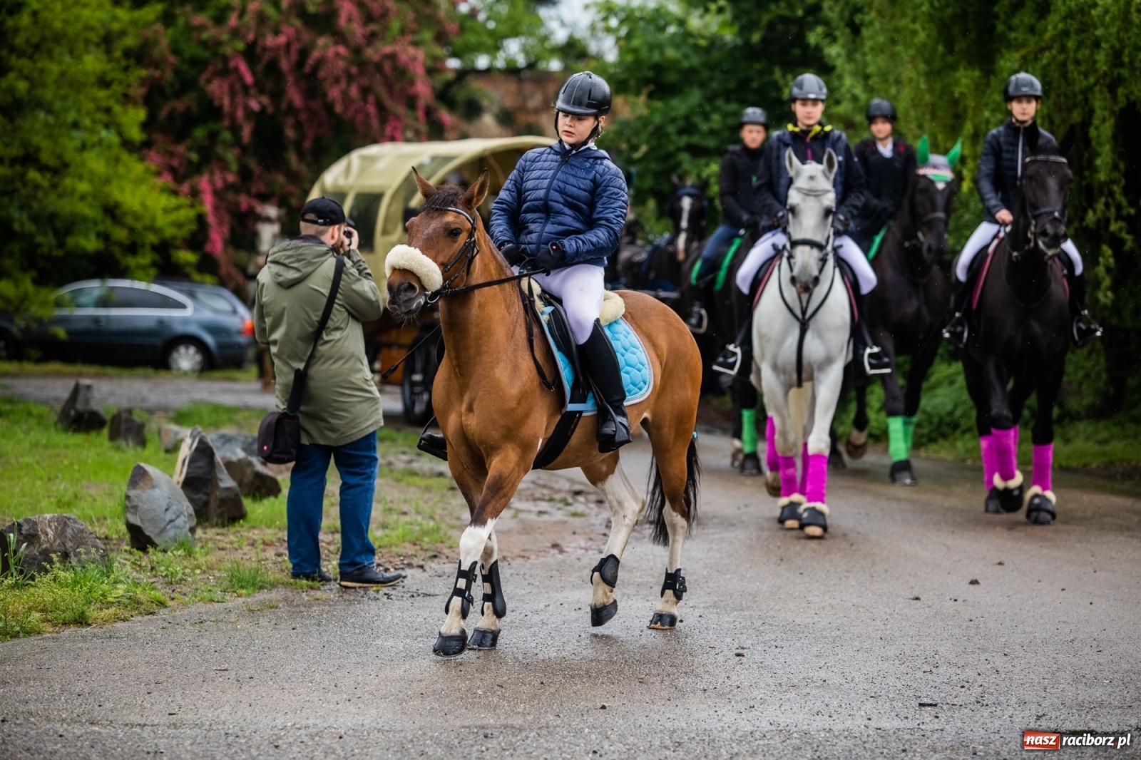 Zdjęcie w galerii na portalu naszraciborz.pl: III Procesja Konna na św. Urbana w Łubowicach. Jeźdźcy w strugach deszczu wiadomości z regionu