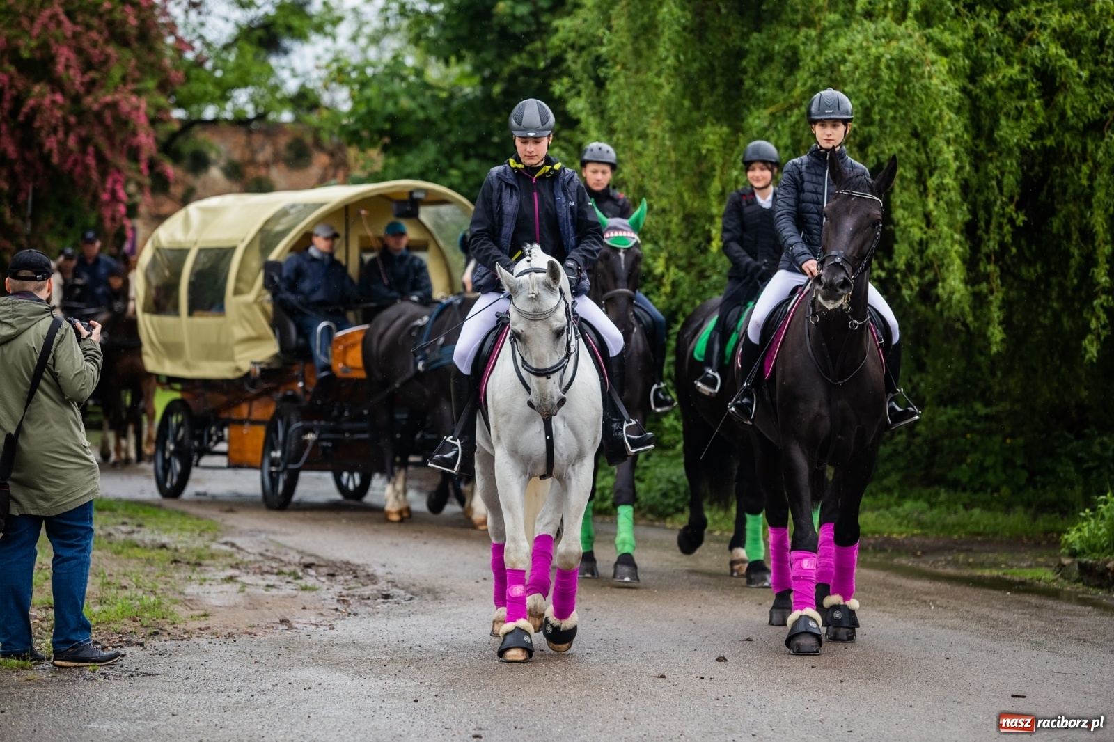 Zdjęcie w galerii na portalu naszraciborz.pl: III Procesja Konna na św. Urbana w Łubowicach. Jeźdźcy w strugach deszczu wiadomości z regionu