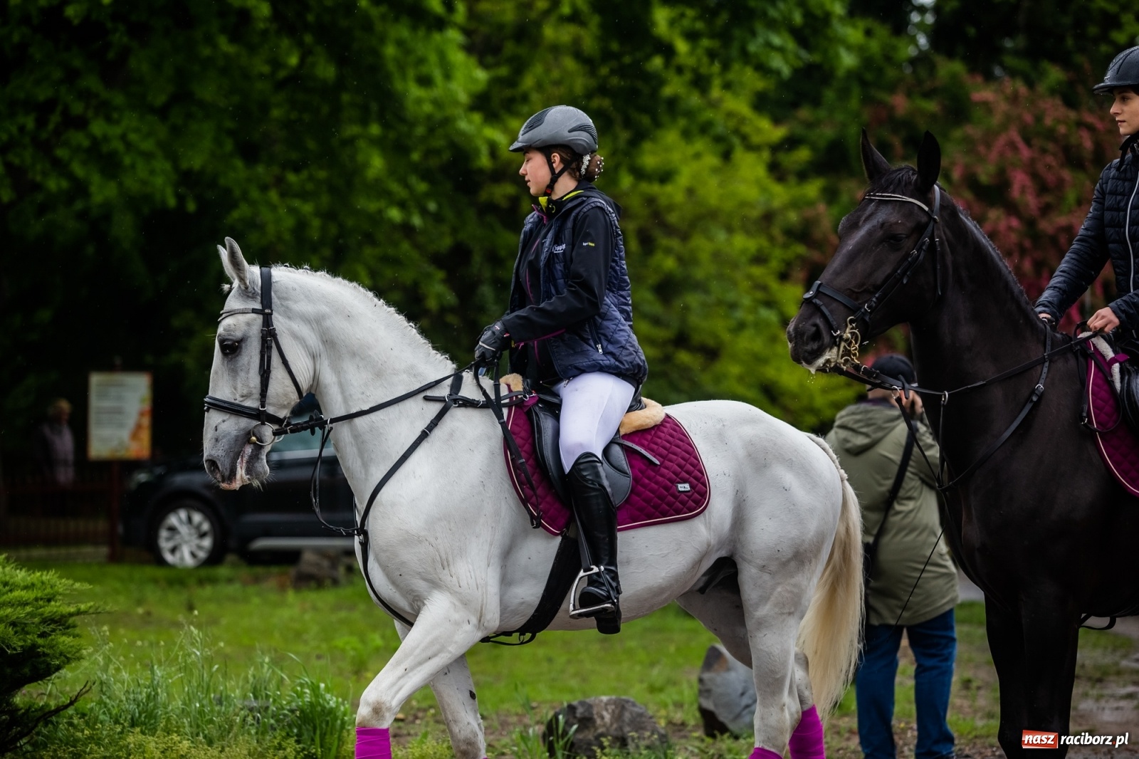 Zdjęcie w galerii na portalu naszraciborz.pl: III Procesja Konna na św. Urbana w Łubowicach. Jeźdźcy w strugach deszczu wiadomości z regionu