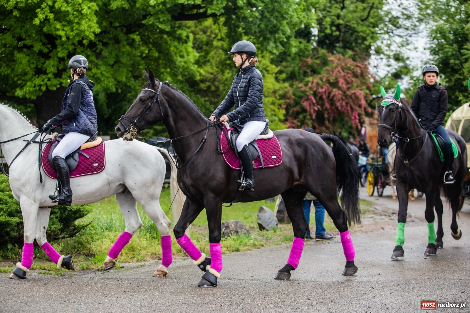 Zdjęcie w galerii na portalu naszraciborz.pl: III Procesja Konna na św. Urbana w Łubowicach. Jeźdźcy w strugach deszczu wiadomości z regionu