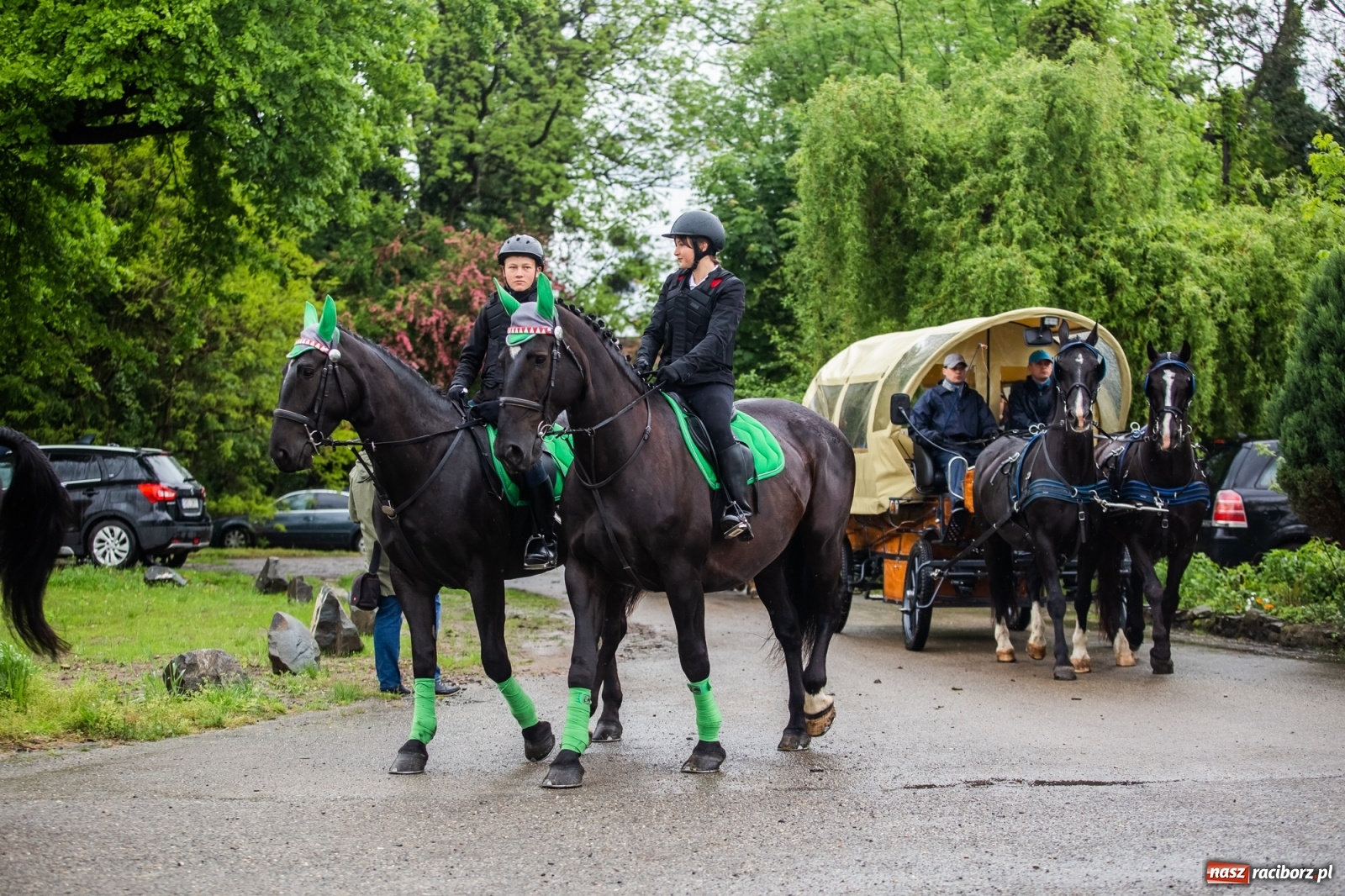 Zdjęcie w galerii na portalu naszraciborz.pl: III Procesja Konna na św. Urbana w Łubowicach. Jeźdźcy w strugach deszczu wiadomości z regionu