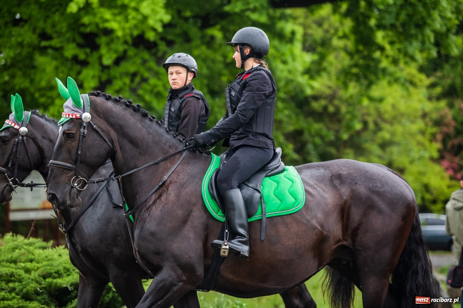 Zdjęcie w galerii na portalu naszraciborz.pl: III Procesja Konna na św. Urbana w Łubowicach. Jeźdźcy w strugach deszczu wiadomości z regionu