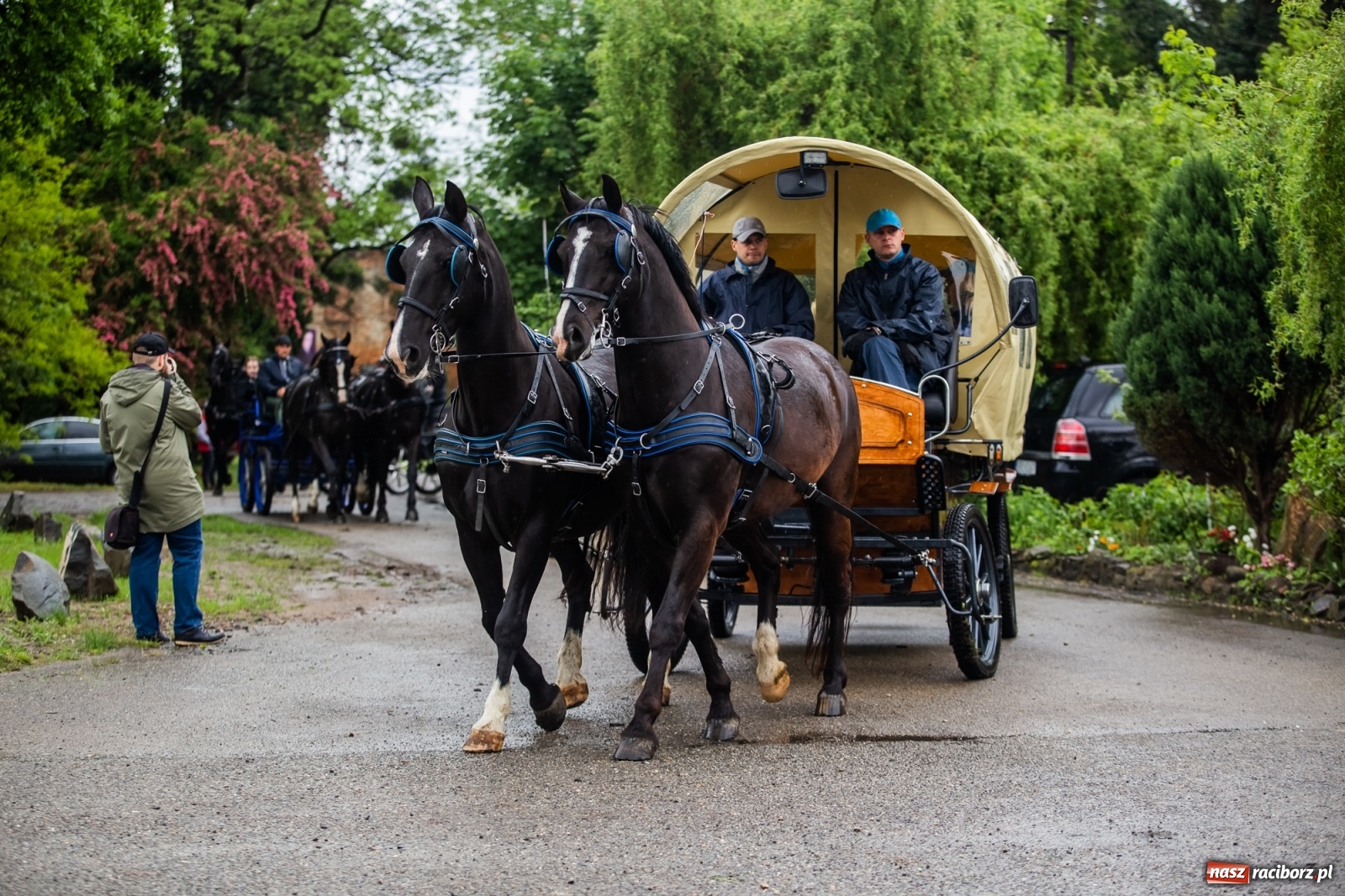 Zdjęcie w galerii na portalu naszraciborz.pl: III Procesja Konna na św. Urbana w Łubowicach. Jeźdźcy w strugach deszczu wiadomości z regionu