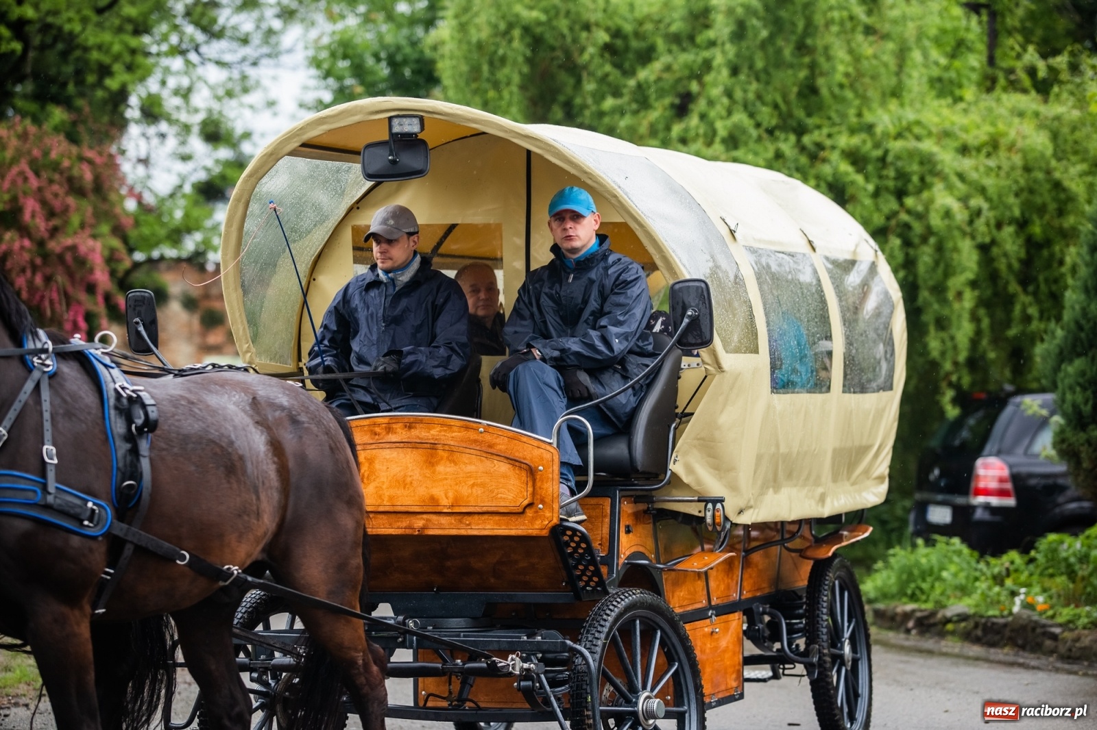 Zdjęcie w galerii na portalu naszraciborz.pl: III Procesja Konna na św. Urbana w Łubowicach. Jeźdźcy w strugach deszczu wiadomości z regionu