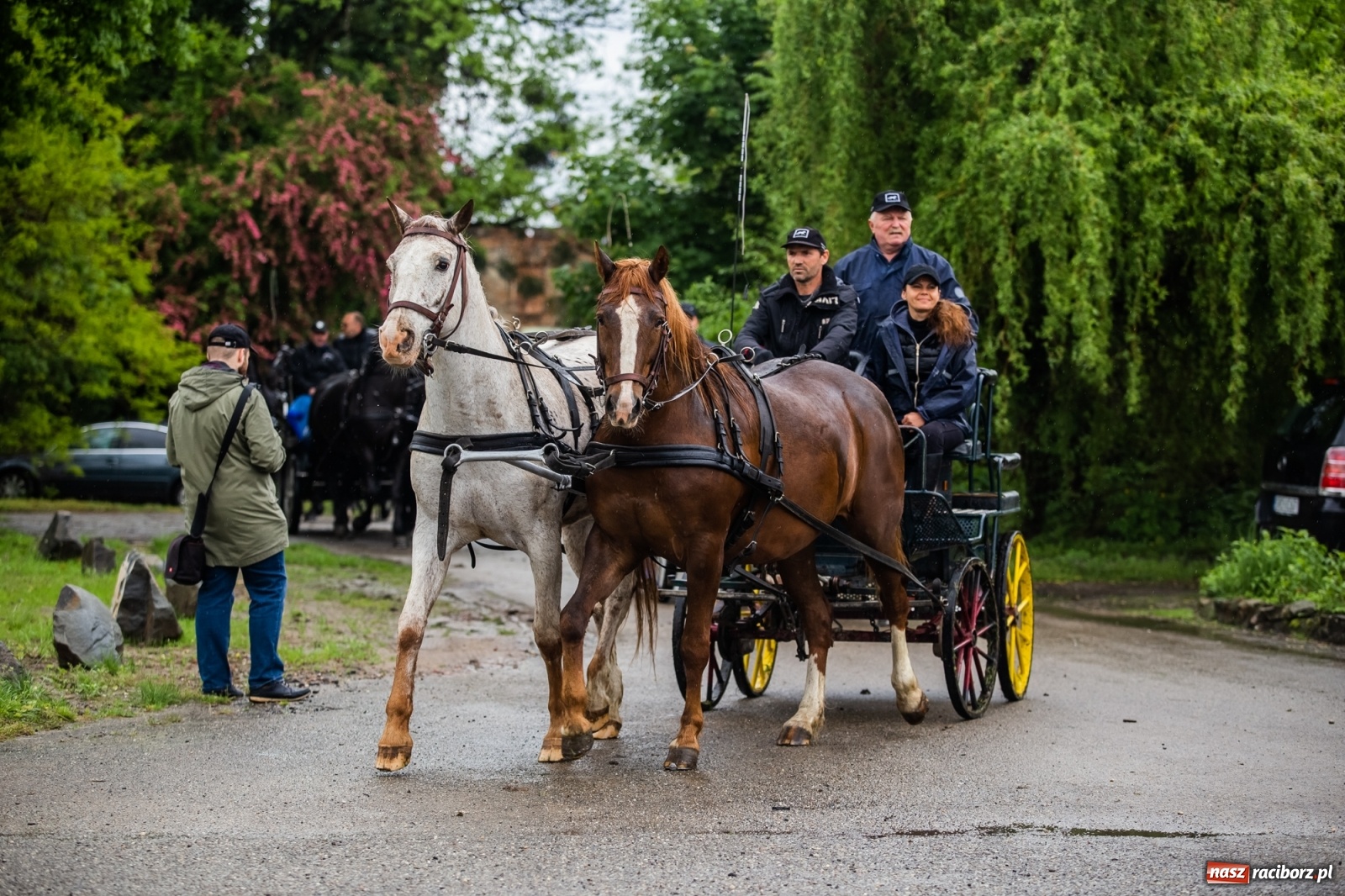 Zdjęcie w galerii na portalu naszraciborz.pl: III Procesja Konna na św. Urbana w Łubowicach. Jeźdźcy w strugach deszczu wiadomości z regionu